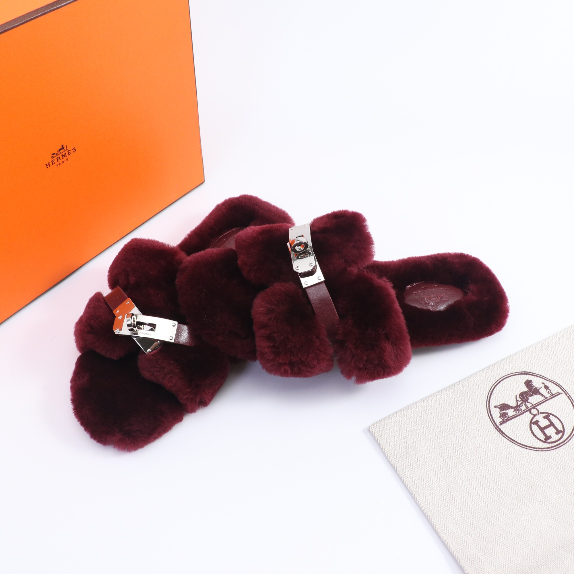 NO:496639,The 2025sss Hermes official website and Xiaohongshu are simultaneously launched in the latest color matching Hermes hits!  Upgraded workmanship, high quality!  The latest fashion trend Teddy wool H-drag autumn and winter H-drag flat bottom hair drag, the top is super versatile and warm bottom, a fur drag recommended by celebrity bloggers!  ①Fabric wool ②Inner wool ③Tip-on-tip wool ④Outs sole genuine leather sole ⑤Size 35-39 (40.41 custom made without return or exchange), fur shoes and slippers, hermes, hermes, slippers, Leather soles198609092025sss Hermes官网、小红书同步最新配色爱马仕爆款火热上线！做工升级版,高品质！ 时尚潮流最新款泰迪羊毛H拖秋冬款H拖平底毛拖,上脚超百搭暖底,明星博主推荐的一款毛毛拖！ ①面料羊毛 ②内里羊毛 ③踮脚羊毛 ④大底真皮大底 ⑤码数35-39（40.41定制不退换）,毛毛鞋拖鞋,hermes,hermes,slippers,Leather soles,Women's Shoes