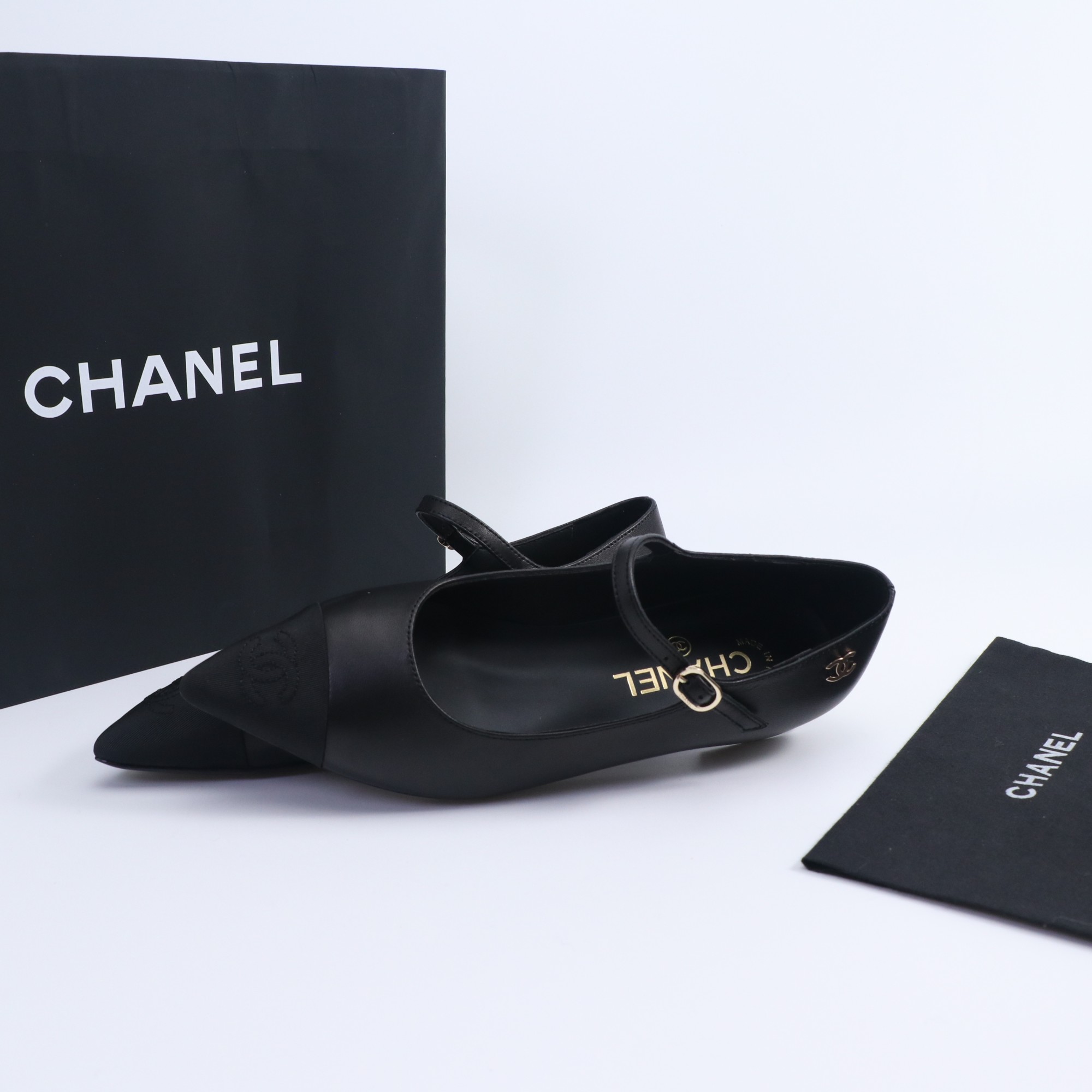 NO:496699,Chanel Chanel's new pointed toe spliced ​​Mary Jane flat shoes. The one you buy at a glance is very French retro feel, it's hard not to love it!  The upper is mixed-bred sheepskin, the inner is mixed-bred sheepskin, the original mold button, the Italian original leather outsole size35-39 (40.41 fixed), Mary Jane, chanel, chanel, mary jane, sheepskin, Leather soles19860909Chanel香奈儿小香风新款尖头拼接玛丽珍平底单鞋 一眼入手的款,很法式复古的感觉,很难不爱呀！ 鞋面原版混种羊皮,内里混种羊皮,原版开模扣子,意大利原版真皮大底 size35-39（40.41定）,玛丽珍,chanel,chanel,mary jane,sheepskin,Leather soles,Women's Shoes