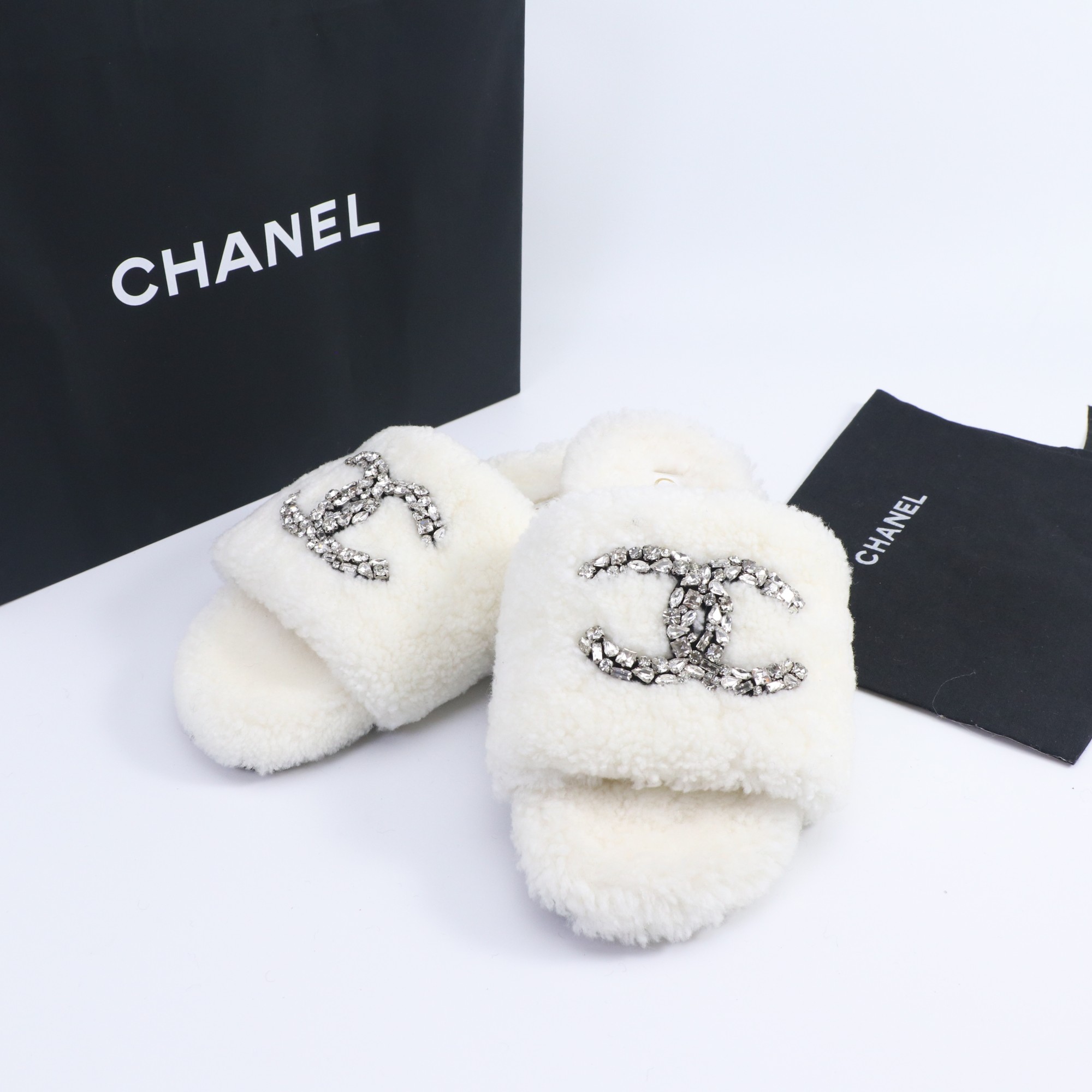 NO:496693,Chanel Xiang Grandma's Home 25 latest wool dot diamond decoration flat bottom wool dot new products are on the market!  Full of high-end feel!  You can wear it outdoors at home, creating high quality, and be handsome and stylish when going out in autumn and winter, showing off a different visual beauty... The fabric is pure sheepskin and fur, inner footbed wool, large sole rubber sole, size 35-41 (customized for 40.41) Packaging original full set of packaging, fur shoes and slippers, chanel, slippers, sheepskin19860909Chanel香奶奶家25 最新毛毛拖 钻饰平底羊毛拖新品上市 ！高级感拉满！室外居家都可以穿搭,高品质打造,秋冬出门帅气有型,秀出不一样的视觉美感…… 面料纯羊皮毛一体 内里垫脚羊毛 大底橡胶底 码数35-41（40.41定做） 包装原版全套包装,毛毛鞋拖鞋,chanel,slippers,sheepskin,Women's Shoes