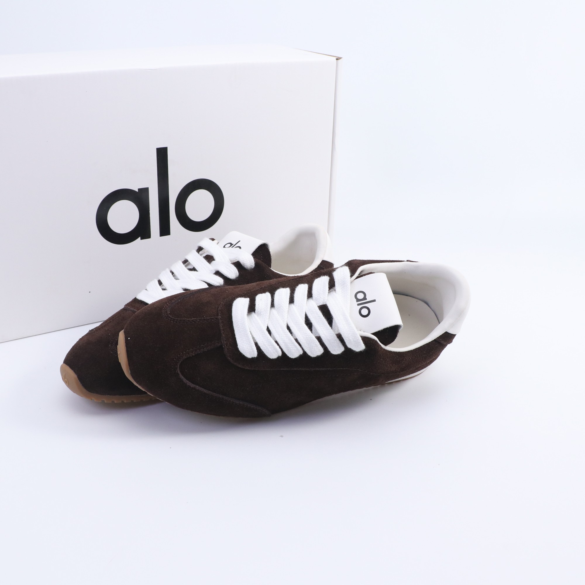 NO:496686,(Silver leather material is expensive) - Top quality (with aircraft box) 2025 New Force ALO Retro Couple De Training Shoes alo Fast Thin Sole Casual Sports Shoes Suede Running Shoes ALO in 2025, the 2025 ALO can be said to be popular!  The simple black and white tones are more in line with the Clean Fit taste that everyone loves in recent years, and their outfits are more refined and 'expensive'!  !  Upper cowhide/cow back velvet inner foot pad sheepskin sole open mold TPU outsole size 35-39 (40.41 custom made without return or exchange), casual shoes/sports shoes, sneakers, cowhide, sheepskin19860909（银色皮面材料贵）-顶级品质（配飞机盒） 2025新势力 ALO 复古情侣德训鞋alo爆火薄底休闲运动鞋绒面跑步鞋 2025年ALO可以说不可被忽视的火起来啦！黑白色的简约色调更是符合这几年大家大爱的Clean Fit品味,穿搭更显精致和“贵”！！ 鞋面牛皮/牛反绒 内里垫脚羊皮 鞋底开模TPU大底 码数35-39(40.41定做不退换),休闲鞋/运动鞋,sneakers,cowhide,sheepskin,Women's Shoes