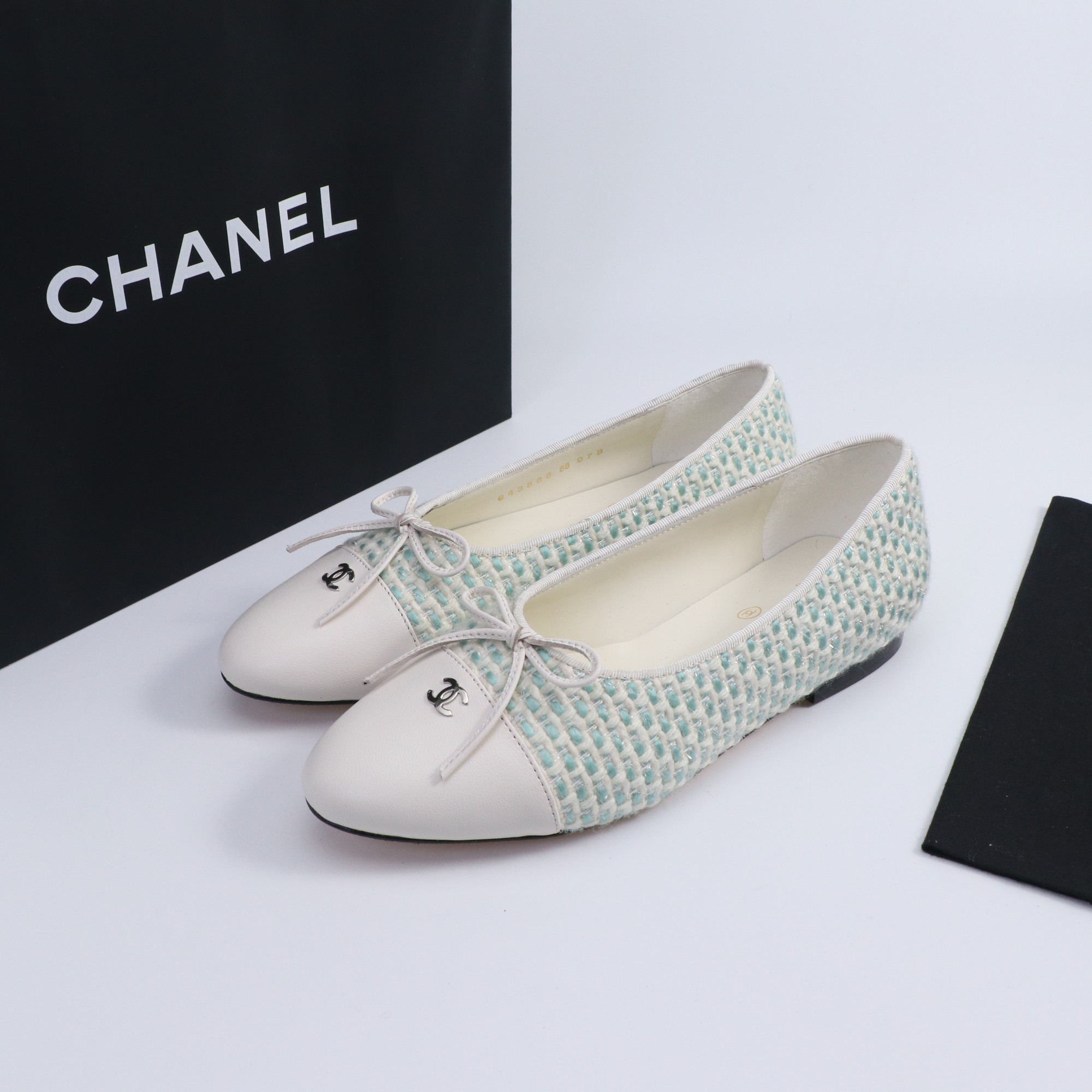 NO:496680,Chan*l Classic Slingback Little Flavor Ballet Shoes Just like what Coco Chanel said is the popularity is fleeting, but the style lasts forever!  This pair of empty shoes is the classic among Xiangjia classics!  The two-color combination is simple and exquisite. The universal evergreen style in the counter is always out of date!  Imported cowhide silk, imported sheepskin lining, imported cowhide soles from Italy!  Top quality, Size35-40 (34 40 41 42 customized), ballet shoes, chanel, chanel, chanel, cowhide, sheepskin, silk fabric19860909chan*l经典slingback小香芭蕾舞鞋 就像coco香奈儿女士说的流行稍纵即逝,但风格永存！这双后空鞋就是香家经典中的经典！双色搭配,简约精致,专柜里的万能长青款,永远不过时单品！ 进口牛皮材质绸缎 进口羊皮内里,意大利进口牛皮革鞋底！ 顶级品质,Size35-40（34 40 41 42 定做）,芭蕾舞鞋,chanel,chanel,chanel,cowhide,sheepskin,silk fabric,Women's Shoes