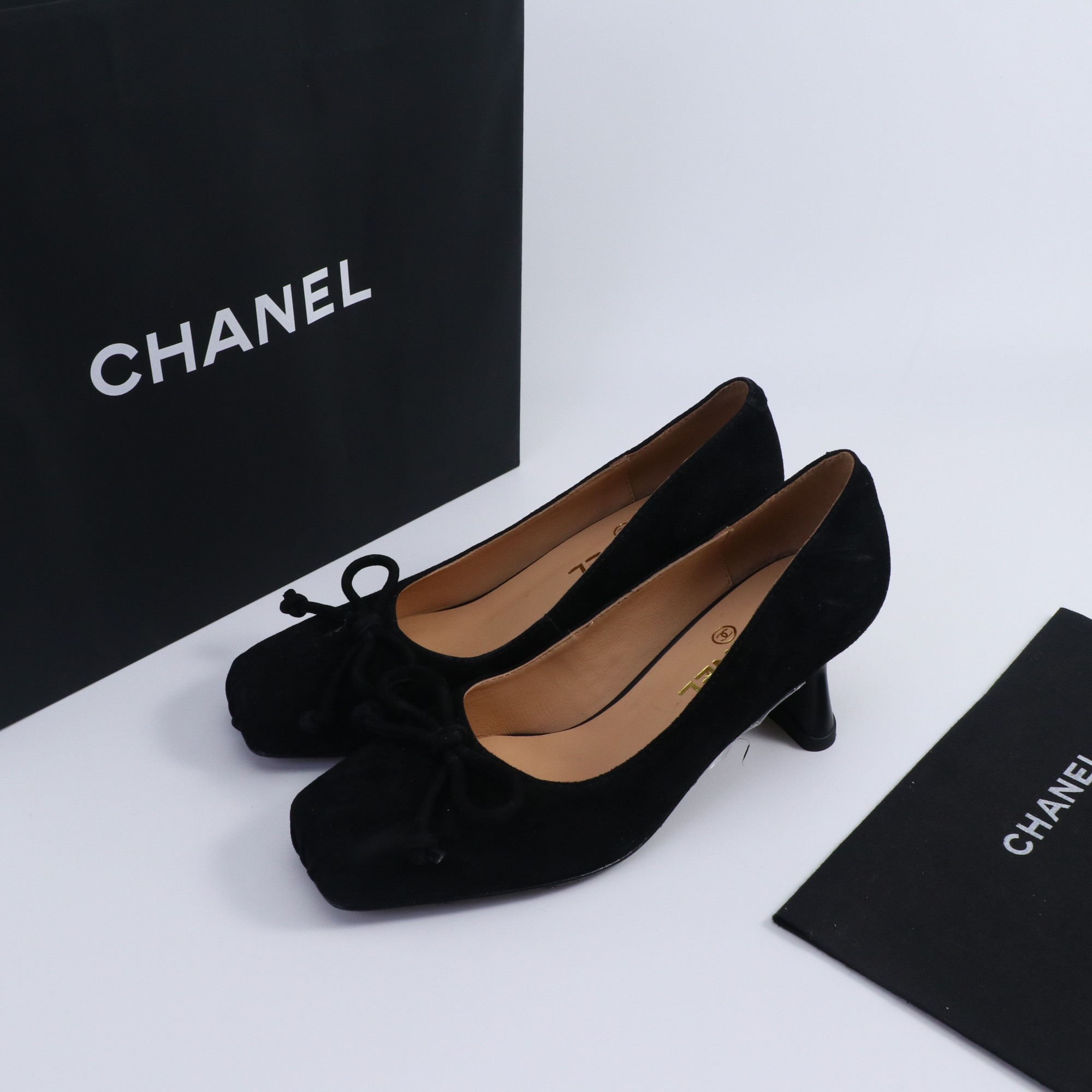 NO:496674,2025ss CHANEL fragrant grandma Chanel fish mouth high heel single shoes. Classic square toe contour, smooth and neat, suitable for a variety of styles. The shoe body is decorated with an iconic double C logo, and the details show a luxurious texture. The moderate thick heel design makes you walk steadily and not tired. Whether you are going out on the street or attending formal occasions, it can help you become the focus easily. Fabric sheepskin Size 35–41 (customized by 40, 41) Outsole genuine leather sole Heel height 6.5cm, single shoes, chanel, chanel, sheepskin198609092025ss CHANEL香奶奶香奈儿鱼嘴高跟单鞋 经典方头轮廓,流畅利落,适配多种风格穿搭.鞋身点缀标志性双C logo,细节之处彰显奢华质感 .适中的粗跟设计,走路稳当不累脚,无论是日常出街还是出席正式场合,都能助你轻松成为焦点. 面料羊皮 码数35–41（40、41定制） 大底真皮鞋底 跟高6.5cm,单鞋,chanel,chanel,sheepskin,Women's Shoes