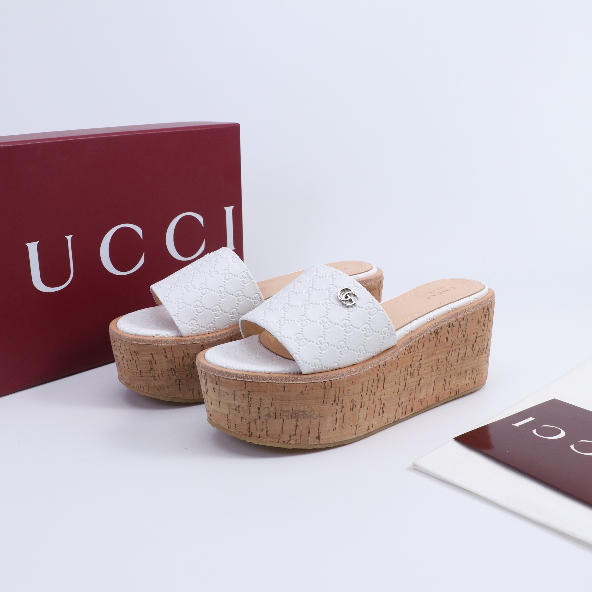 NO:496651,Gucci/Gucci classic horse-bit wedge sandals G home iconic horse-bits meet fashionable wood grain base thick-soled wedge slippers —————————————————————— A fashion feast that combines both gorgeous and comfortable begins. This pair of sandals is a passionate collision between classic and modern. Every step is a confident expression of Italian style. Cleverly lengthen the leg lines to enhance the overall temperament and allow you to easily show your elegant posture while walking. The thick-soled design increases stability and makes you feel more comfortable walking and does not tiring your feet. The fabric is made of original custom cowhide. The inner foot pads are all lambskin original rubber sole size35-39 (customized on 40/41/42), slippers, gucci, gucci, gucci, sandals, slippers, cowhide, sheepskin19860909Gucci/古驰经典马衔扣坡跟凉鞋 G家标志性马衔扣 邂逅时髦木纹底 厚底坡跟 拖鞋 ———————————— 一场华丽与舒适兼得的时尚盛宴就此开启. 这双凉鞋 是经典与现代的激情碰撞 每一步都是意式风尚的自信表达. 巧妙拉长腿部线条 提升整体气质 让你在行走间轻松展现优雅姿态 厚底设计增加稳定性 行走更自在 不累脚. 面料采用原版定制牛皮 内里垫脚均为小羊皮 原版橡胶底 size35-39（40/41/42定制）,拖鞋,gucci,gucci,gucci,sandals,slippers,cowhide,sheepskin,Women's Shoes