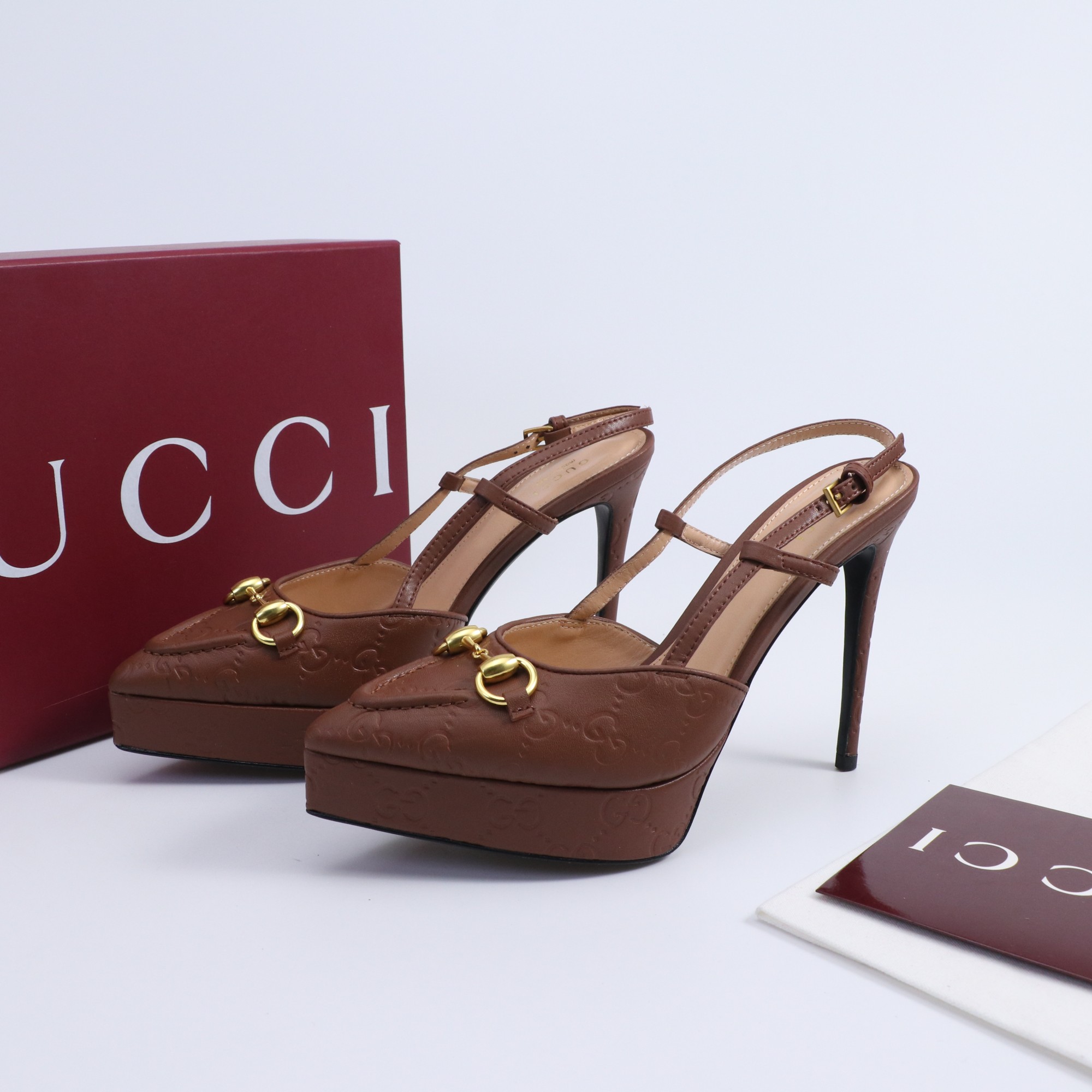 NO:496644,2025 spring and summer new style, Hentian Gao Water Platform GuccI classic spring and summer catwalk horse buckle, Hentian Gao Waterproof Platform pointed high-heeled sandals —————————————— G home reflects the sense of high-end, always convinces the capital. It looks quite simple style, but it is inexplicably high-end on the feet. It is very sexy, allowing you to easily match it with all kinds of styles. The upper is customized imported embossed cowhide. The inside tiptoe is mixed sheepskin. The imported genuine leather sole from Italy. Water platform 2cm, heel height 9.5cm Size35-39 (customized by 40/41/42), high heels sandals, gucci, gucci, sandals, high heels, cowhide, sheepskin198609092025春夏新款 恨天高水台 GuccI经典春夏走秀马衔扣 恨天高防水台尖头高跟凉鞋 ———————————— G家在体现高级感这块 总让人大写的服气 看起来蛮简单的款式 但上脚就莫名很高阶 非常性感 让你轻松搭配尽显各种风格 鞋面采用定制进口压纹牛皮 内里踮脚均为混种羊皮 意大利进口真皮底 水台2cm 跟高9.5cm Size35-39（40/41/42定制）,高跟鞋凉鞋,gucci,gucci,sandals,high heels,cowhide,sheepskin,Women's Shoes