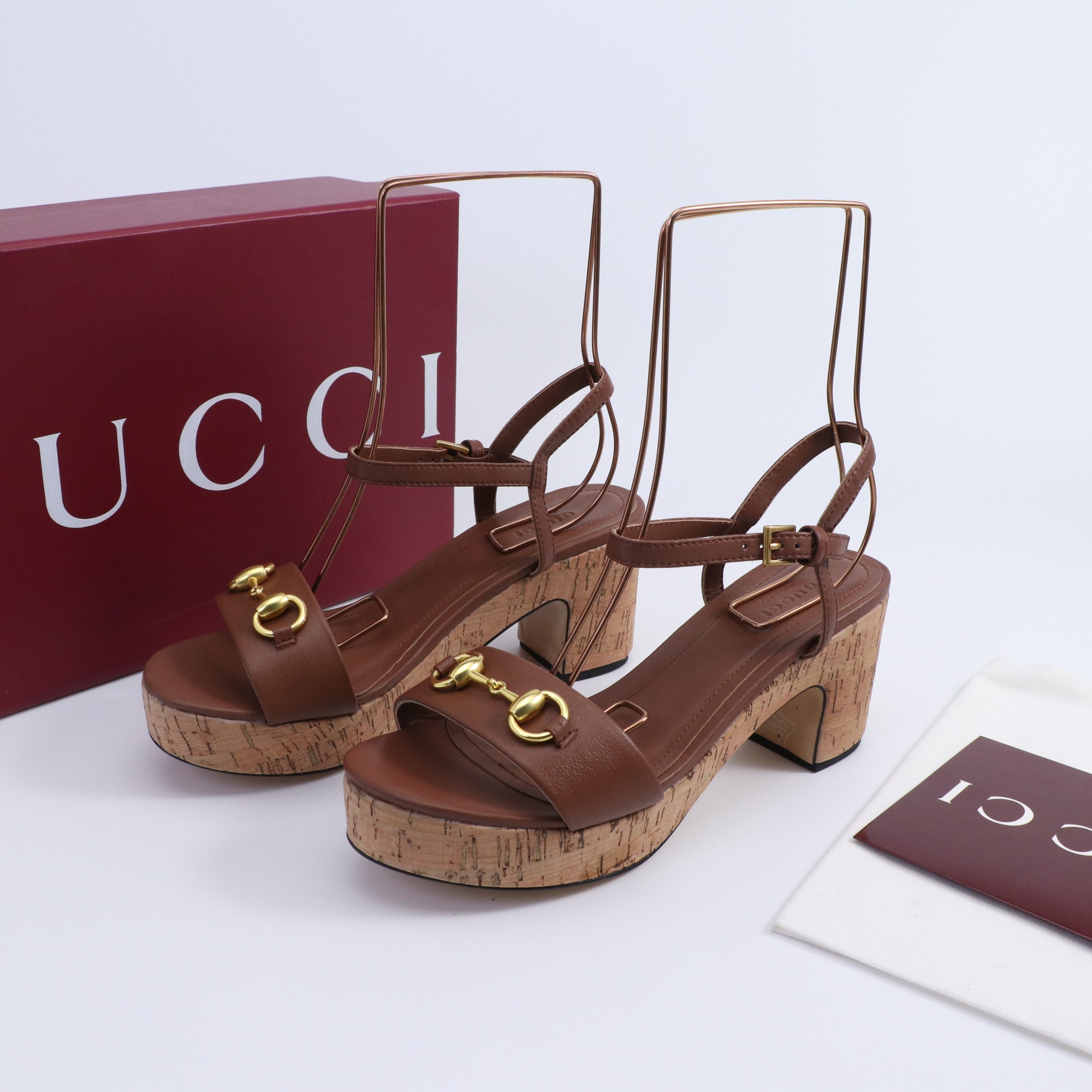 NO:496632,Gucci/Gucci classic horse-biting wedge sandals G home iconic horse-biting encounters fashionable wooden sole wedges ——————————————————————— A fashion feast that combines both gorgeous and comfortable begins. This pair of sandals is a passionate collision between classic and modern. Every step is a confident expression of Italian style. Cleverly lengthen the leg lines to enhance the overall temperament and allow you to easily show your elegant posture while walking. The thick sole design increases stability and makes you walk more comfortable and don’t tiring your feet. The fabric is made of original custom material. The inner foot pads are all lambskin. Italian imported leather outsole. Heel height is 7cm size35-39 (customized by 40/41/42), high heels sandals, gucci, gucci, gucci, sandals, high heels, sheepskin, Leather soles19860909Gucci/古驰经典马衔扣坡跟凉鞋 G家标志性马衔扣 邂逅时髦木底坡跟 ———————————— 一场华丽与舒适兼得的时尚盛宴就此开启. 这双凉鞋 是经典与现代的激情碰撞 每一步都是意式风尚的自信表达. 巧妙拉长腿部线条 提升整体气质 让你在行走间轻松展现优雅姿态 厚底设计增加稳定性 行走更自在 不累脚. 面料采用原版定制材质 内里垫脚均为小羊皮 意大利进口真皮大底 跟高7cm size35-39（40/41/42定制）,高跟鞋凉鞋,gucci,gucci,gucci,sandals,high heels,sheepskin,Leather soles,Women's Shoes
