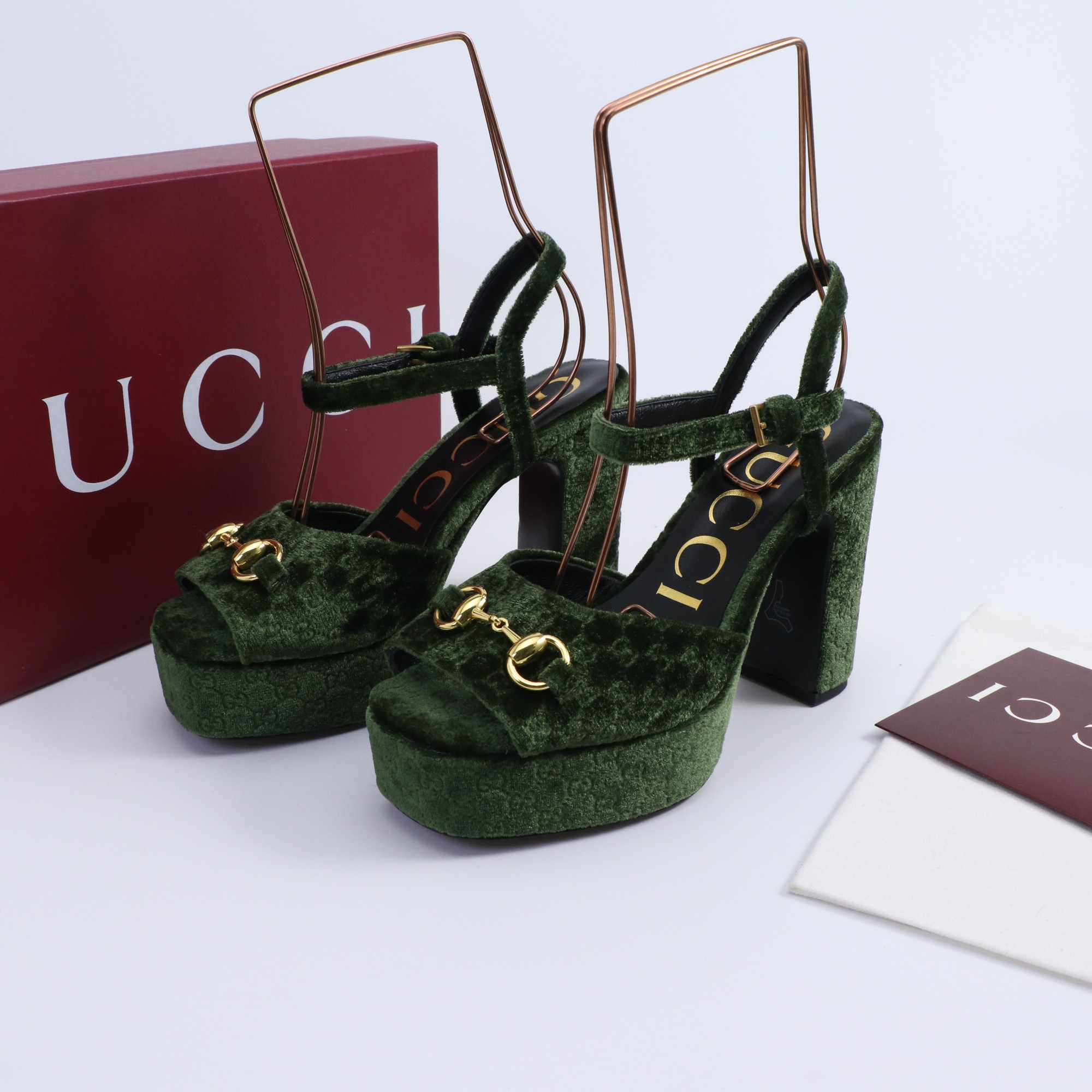 NO:496638,Gucci/Gucci classic horse-bit wedge sandals G home iconic horse-bits encounter fashionable velvet embossed wedges ——————————————————————— A fashion feast that combines both gorgeous and comfortable begins. This pair of sandals is a passionate collision between classic and modern. Every step is a confident expression of Italian style. Cleverly lengthen the leg lines to enhance the overall temperament and allow you to easily show your elegant posture while walking. The thick sole design increases stability and makes you feel more comfortable walking without tiring your feet. The fabric is made of original custom velvet, and the inner foot pads are all lambskin. Italian imported leather outsole. Heel height is 10.8cm. Water table 3.3cm size35-39 (customized by 40/41/42), high heel sandals, gucci, gucci, gucci, sandals, high  heels sheepskin, Leather soles19860909Gucci/古驰经典马衔扣坡跟凉鞋 G家标志性马衔扣 邂逅时髦丝绒压纹 坡跟 ———————————— 一场华丽与舒适兼得的时尚盛宴就此开启. 这双凉鞋 是经典与现代的激情碰撞 每一步都是意式风尚的自信表达. 巧妙拉长腿部线条 提升整体气质 让你在行走间轻松展现优雅姿态 厚底设计增加稳定性 行走更自在 不累脚. 面料采用原版定制丝绒 内里垫脚均为小羊皮 意大利进口真皮大底 跟高10.8cm 水台3.3cm size35-39（40/41/42定制）,高跟鞋凉鞋,gucci,gucci,gucci,sandals,high heels,sheepskin,Leather soles,Women's Shoes