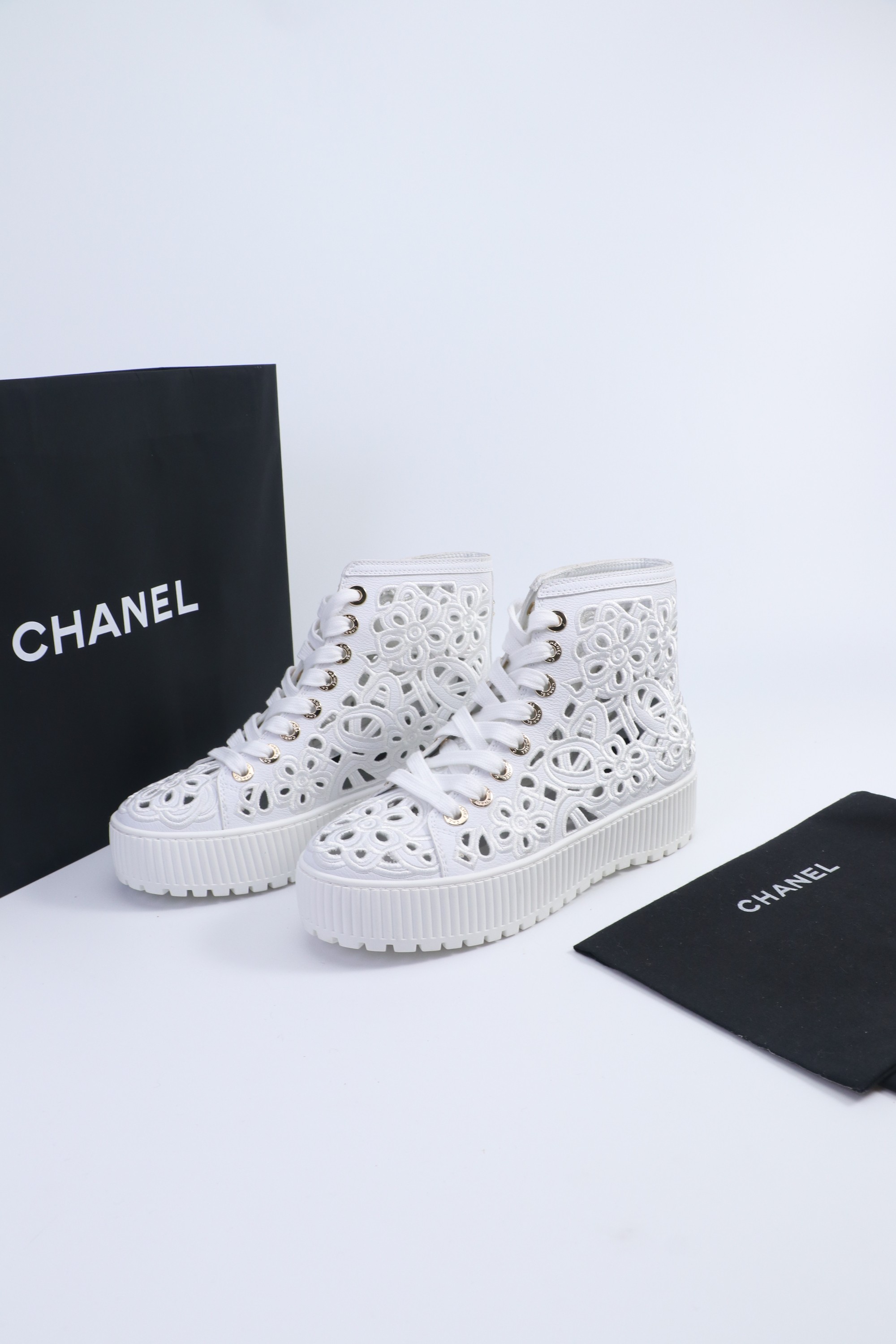 NO:534793,Mauri 65 CHANEL Chanel 2025s autumn and winter series thin belt hollow electric embroidery short boots. The upper is classic carved embroidery. The boot simplicity uses Chanel's classic matching. Xiao Meimei likes it very much. This is a popular style created by Chanel this autumn and winter. It is easy to wear and super comfortable. It is a must-have for this autumn and winter. Upper is made of cowhide, outsole rubber sole and outsole. Size: 35-40 (40.41 custom made without return or replacement), boots, chanel, chanel, boots, cowhide19860909毛里65 CHANEL 香奈儿2025s秋冬系列细带镂空电绣短靴 鞋面经典雕花刺绣,靴简沿用了香奈儿的经典搭配,小美美特别喜欢,这是香奈儿今年秋冬打造的爆款,容易上脚,超级舒服,今年秋冬必备款 鞋面材质牛皮 大底橡胶底大底 码数:35-40(40.41定做不退不换）,靴子,chanel,chanel,boots,cowhide,Women's Shoes