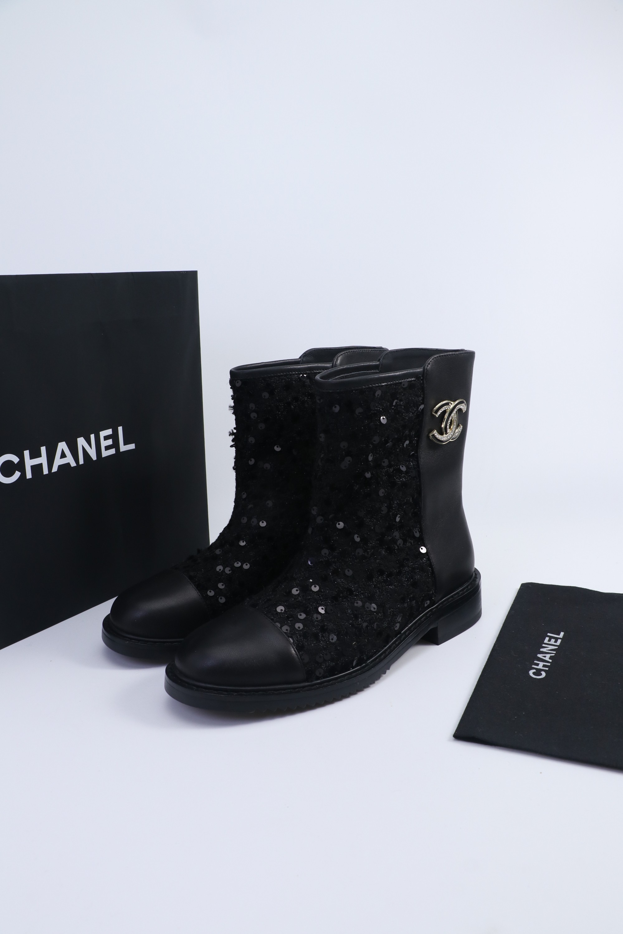 NO:497841,CHANEL Chanel s autumn and winter series thin belt hollow electric embroidery short boots. The upper is classic carved embroidery. The boot simplicity uses Chanel's classic matching. Xiao Meimei likes it very much. This is a popular style created by Chanel this autumn and winter. It is easy to wear and is super comfortable. It is a must-have for this autumn and winter. Upper is made of cowhide, rubber sole, outsole, size: 35-40 (40.41 custom made without return or replacement), boots, chanel, chanel, boots, cowhide19860909CHANEL 香奈儿s秋冬系列细带镂空电绣短靴 鞋面经典雕花刺绣,靴简沿用了香奈儿的经典搭配,小美美特别喜欢,这是香奈儿今年秋冬打造的爆款,容易上脚,超级舒服,今年秋冬必备款 鞋面材质牛皮 大底橡胶底大底 码数:35-40(40.41定做不退不换）,靴子,chanel,chanel,boots,cowhide,Women's Shoes