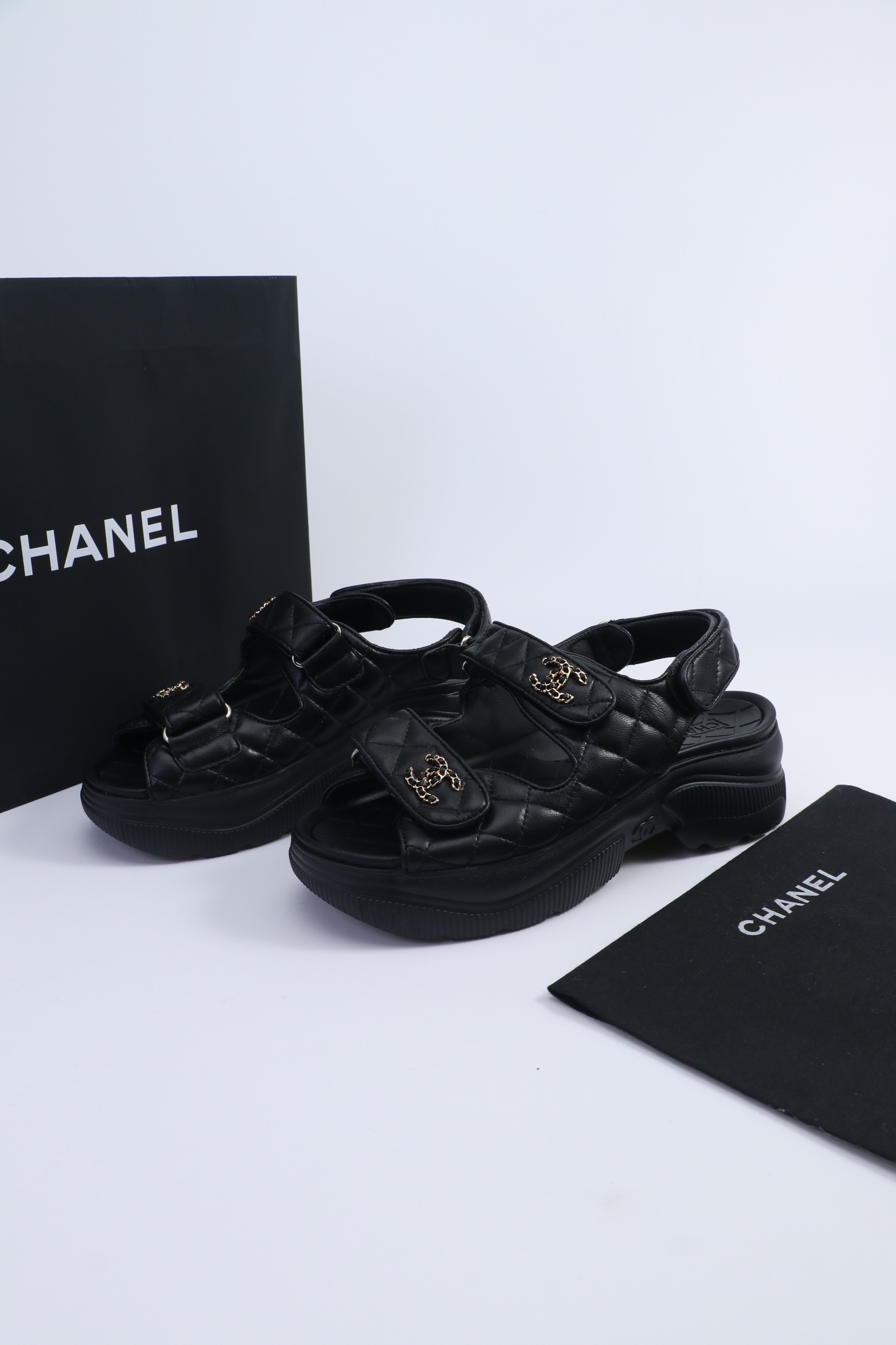 NO:496626,The latest three-in-one sole in 2025 spring and summer - the counter mainly promotes Velcro beach sandals new color series ★★★★★ Many celebrities are here to watch, a versatile series that domestic and foreign bloggers are popular, a must-have for spring and summer wardrobe matching, the first choice for sandals. Upper imported cowhide inner lining: imported sheepskin inner lining, large sole original molded sole Shoe size: 35-39 (40 and 41 custom made without return and exchange) Delivery luxury latest counter synchronous packaging, sandals, sandals, cowhide, sheepskin198609092025春夏最新三合一鞋底——专柜主推魔术贴沙滩凉鞋新色系列上新 ★★★★★ 众多明星网红上脚,国内外博主刷爆的一个百搭系列,春夏衣橱搭配必备 凉鞋首选. 鞋面进口牛皮 内里: 进口羊皮内里 大底原版开模鞋底 鞋码: 35-39（40、41定做不退换） 配送豪华最新专柜同步包装,凉鞋,sandals,cowhide,sheepskin,Women's Shoes