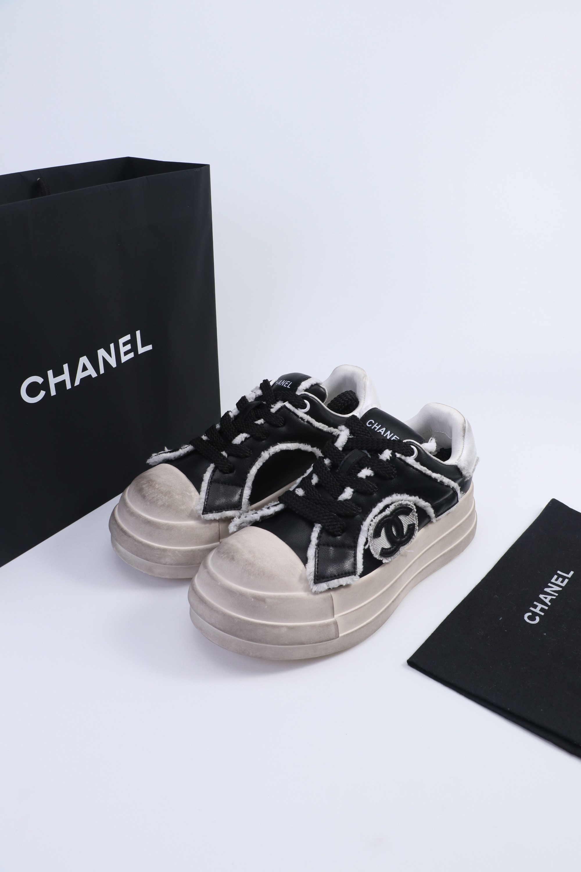 NO:497836,Chanel Chanel Panda Shoes!  Top casual sneakers for counter This classic design; the upper is made of electric embroidery styles; the sole is fashionable and sporty; it is an extraordinary variety of color matching elements... The diversified mix and match is very beautiful and versatile, casual, fashionable, sports, and outdoors can be taken into account... Go material The upper is made of original imported silk cowhide + original tarp + original head cowhide The inner is made of original sheepli + net Outsole based on original TPU combination sole The counter is made of high-quality packaging for women 35–41, casual shoes/sports shoes, chanel, chanel, sneakers, cowhide19860909Chanel香奈儿熊猫鞋！专柜顶级休闲款运动鞋 这款经典设计；鞋面多种工艺电绣的风格；大底却时尚运动；不平凡的拥入了多种配色元素…… 多元化混搭非常好看百搭,休闲,时尚,运动,户外都能兼顾…… Go 材料 鞋面采用 原版进口头层丝绸牛皮+原版防水布+原版头层牛皮 内里采用 原版羊里+网 大底根据 原版TPU组合大底 专柜精品包装全套女35–41,休闲鞋/运动鞋,chanel,chanel,sneakers,cowhide,Women's Shoes