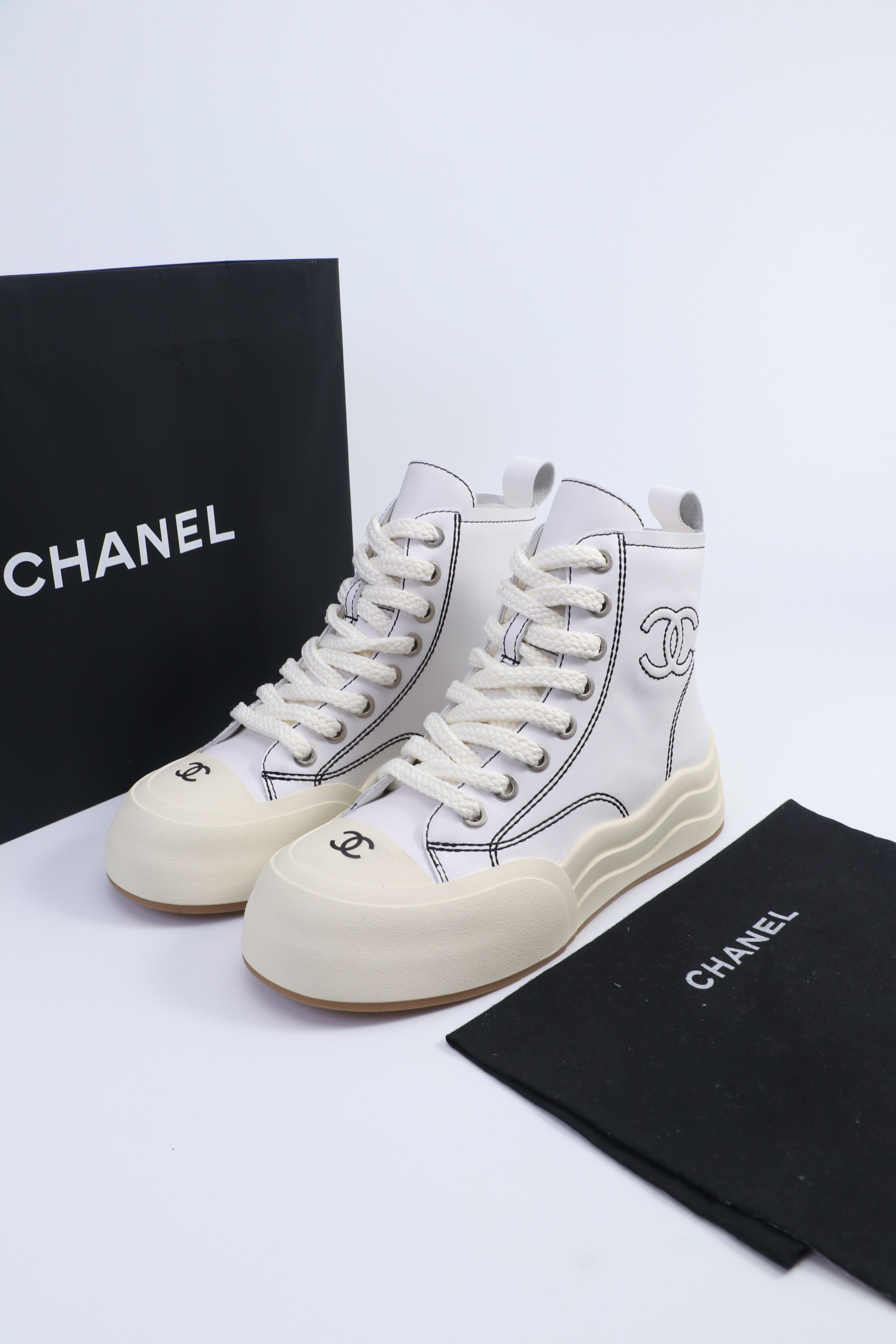 NO:497831,Little fragrance short boots, a must-have item for this autumn and winter!  !  Chanel's hot short boots in autumn and winter, Xiaohongshu is highly recommended, and it looks good no matter how you match it. It is a must-have for fashionable things. Chanel's women love simple but irresistible matching to show unique styles of dressing, free mixing and matching are shining in place and keep up with the fashionable pace of Grandma Xiang!  !  !  Exquisite details enlarge the original mold opening hardware buckle. Top version purchasing level is created. ★The upper is made of top layer cowhide, top layer cowhide, sheepskin footbed, tpu outsole. Size 35-39 (ordered by 40/41), casual shoes/sports shoes, chanel, boots, sneakers, cowhide, sheepskin19860909小香短靴,本季秋冬季必备单品！！ 香奈儿秋冬重工爆款短靴 小红书力推款,怎么搭配都好看,时髦精必备,香奈儿女士钟爱简约又难以抗拒搭配展现与众不同的穿搭风格、自由混搭闪耀到位跟紧香奶奶时尚步伐！！！精致细节放大看原版开模五金扣 顶级版本代购级别打造★鞋面采用头层牛皮头层牛皮,羊皮垫脚,tpu大底 码数35-39（40/41订）,休闲鞋/运动鞋,chanel,boots,sneakers,cowhide,sheepskin,Women's Shoes