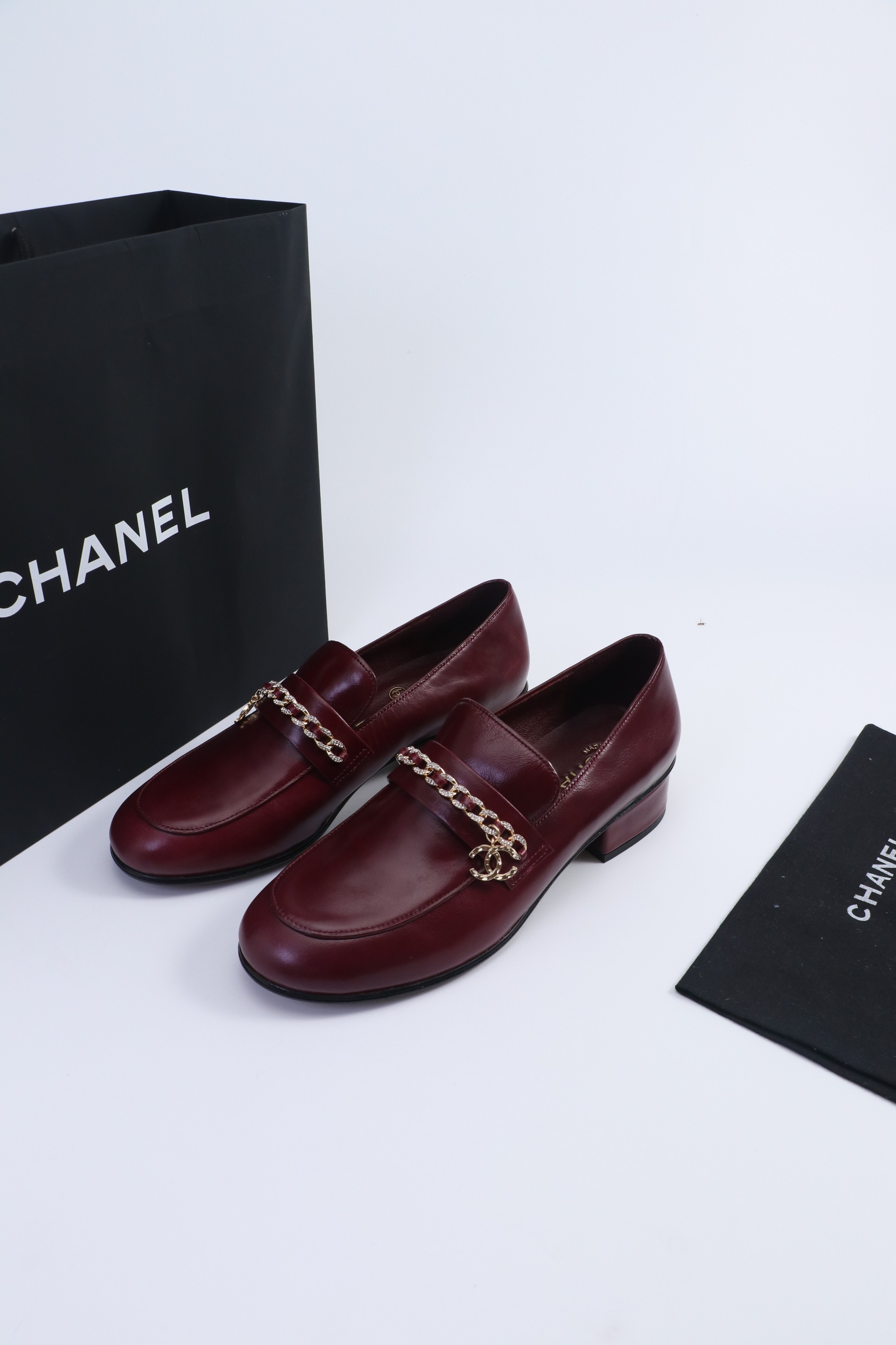 NO:497826,High-version CHANEL｜Chanel Xiaoxiang 25C autumn and winter new products, low-heel round pointed toe flat shoes, full of retro style, delicate shoe shape, looks very pleasing, a little pointed toe, the foot is also thin, and looks slender, classic chain double C hardware, the shoe shape is very atmospheric and fashionable, the foot is very elegant, the upper is made of top calfskin, inner silk sheepskin, super comfortable, imported cowhide, Italian imported cowhide, size 35-39 (customized by 40/41) Buy now Buy now Buy now Buy now Buy now Buy now Buy now Buy now Buy now Buy now Buy now Buy now Buy now Buy now Buy now Buy now Buy now Buy now Buy now Buy now Loafers, chanel, chanel, loafers, cowhide, sheepskin19860909高版本 CHANEL｜香奈儿小香25C秋冬新品 低跟圆尖头平底单鞋 满满的复古风 秀气的鞋型 看着就很讨喜 带点尖的鞋头 衬托脚也变得瘦瘦的 显得修长 经典链条双C五金 鞋型特别大气时髦 上脚很显气质 鞋面采用顶级小牛皮 内里丝绸羊皮 超级舒服 意大利进口牛皮大底 尺码35-39（40/41定制）   立即抢购 立即抢购 立即抢购 立即抢购 立即抢购 立即抢购 立即抢购,乐福鞋,chanel,chanel,loafers,cowhide,sheepskin,Women's Shoes