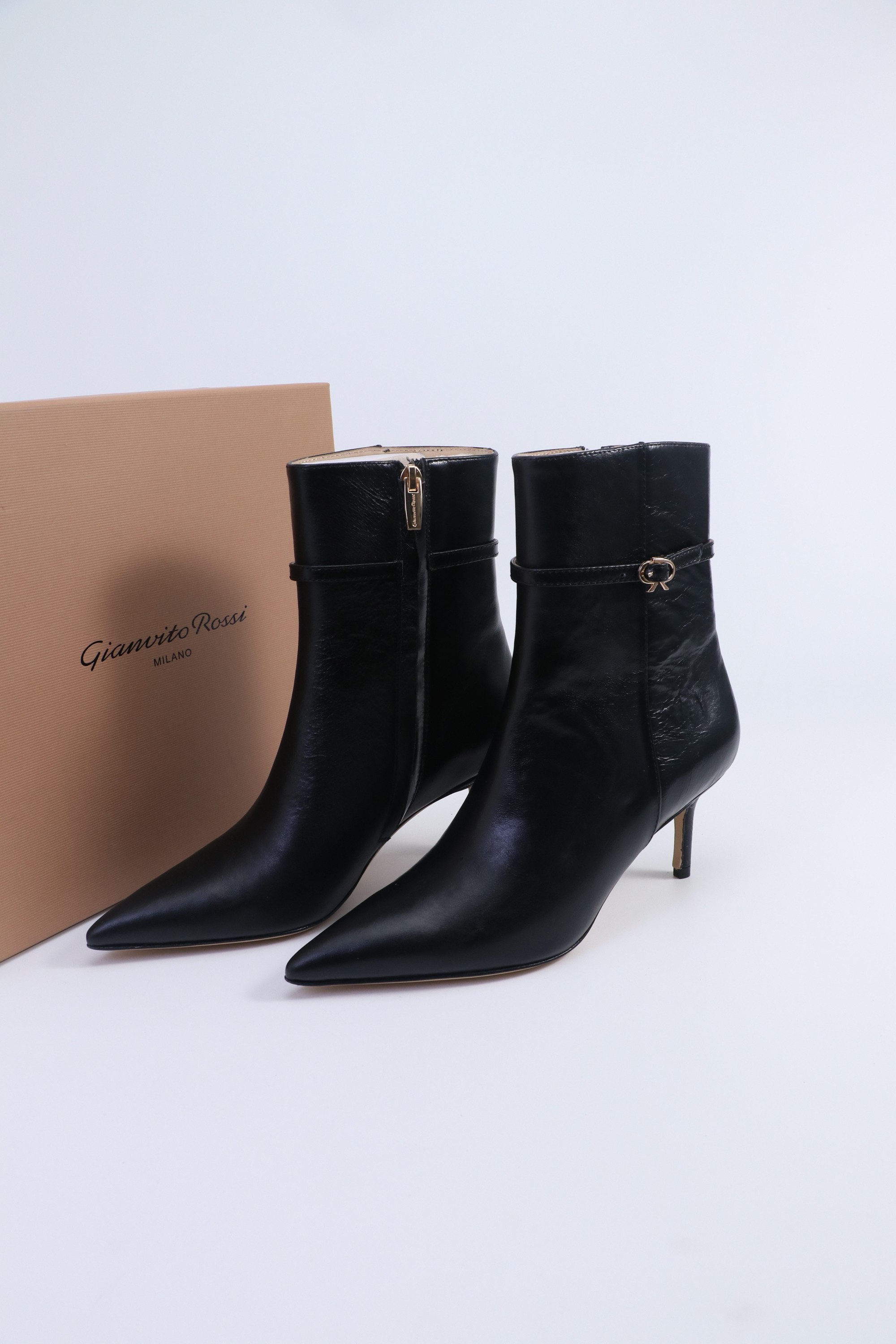 NO:497820,Gianvito Rossi new pointed ankle boots High heel boots ——————————————— It appears like the brightest stars in the night sky. Classic style, eternal charm, and electric embroidery patterns add a dreamy color to it. Every step comes out of confidence and elegance, as if telling the immortal legend of fashion. Having it is the whole day of fashion. ______________________________________________________________________ Upper Yangjing/Cowhide * Floor pad Sheepskin * Sole genuine leather soles * Heel height 8cm * Size: 34–42 (34 40 41 42 Custom made non-return), boots, boots, cowhide, sheepskin, sheep, Leather soles19860909Gianvito Rossi 新款尖头踝靴 高跟短靴 ———————————— 它的出现就像夜空中最璀璨的星辰 经典的款式,永恒的魅力,电绣的图案更是为其增添了梦幻的色彩 每一步都踏出自信与优雅,仿佛在诉说着时尚的不朽传奇.拥有它,便是拥有了整个时尚的每一天. _____________________________ * 鞋面 羊京/牛皮 * 垫脚 羊皮 * 鞋底 真皮大底 * 跟高 8cm * 码数:34–42（34 40 41 42 定做不退换）,靴子,boots,cowhide,sheepskin,sheep,Leather soles,Women's Shoes