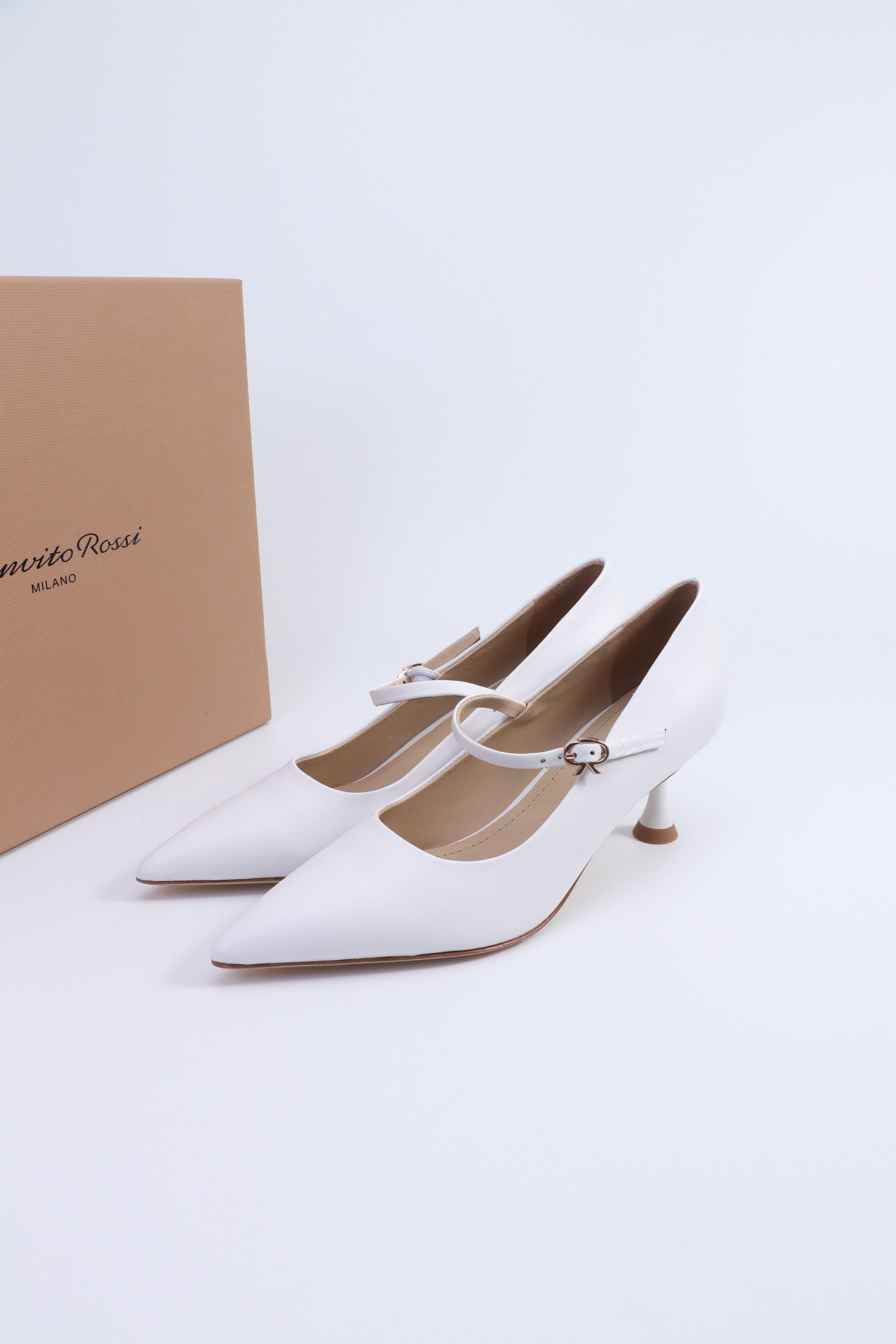 NO:497813,Gianvito Rossi classic pointed high heel sandals ———————————————— It appears like the brightest stars in the night sky. Classic style, eternal charm, and electric embroidery patterns add a dreamy color to it. Every step comes out of confidence and elegance, as if telling the immortal legend of fashion. Having it is the whole day of fashion. ________________________________________________________ * Upper cowhide * foot pad sheepskin * sole genuine leather outsole * heel height 6.5cm * Size: 35-42 (40 41 42 custom made non-return), high heels, sandals, high heels, cowhide, sheepskin, Leather soles19860909Gianvito Rossi 经典款尖头高跟凉鞋 ———————————— 它的出现就像夜空中最璀璨的星辰 经典的款式,永恒的魅力,电绣的图案更是为其增添了梦幻的色彩 每一步都踏出自信与优雅,仿佛在诉说着时尚的不朽传奇.拥有它,便是拥有了整个时尚的每一天. _____________________________ * 鞋面 牛皮 * 垫脚 羊皮 * 鞋底 真皮大底 * 跟高 6.5cm * 码数:35－42（40 41 42 定做不退换）,高跟鞋单鞋,sandals,high heels,cowhide,sheepskin,Leather soles,Women's Shoes