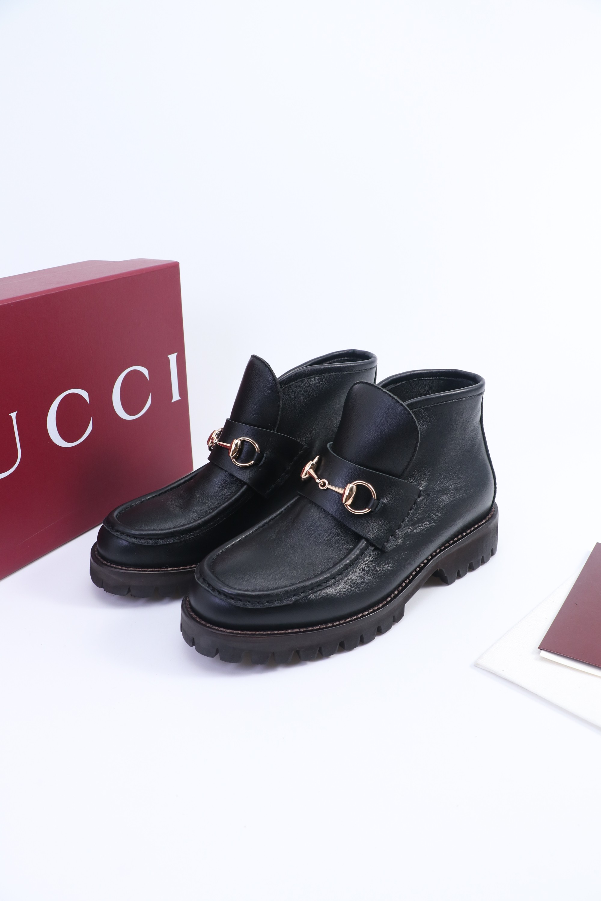 NO:497809,Gucci | Gucci G family's new autumn and winter products, catwalk style, classic horse-bit Chelsea short boots, and high-top shoes main series are finally released, and the ruthless goods are worth looking forward to!  The original classic creates a new design and is full of high-end feeling!  It is a popular model for bloggers at home and abroad. It is retro and fashionable, with simple dressing and beautiful appearance!  The official website is mainly promoted, new colors continue to be updated. The upper is original specific calfskin/beef lining: imported sheepskin lining, original mold-open custom anti-slip sole, heel height 4.5cm, shoe size: 35-39 (can be customized for 40.41.42), boots, gucci, gucci, gucci, boots, cowhide, sheepskin19860909Gucci | 古驰古奇 G家秋冬新品 走秀款 经典马衔扣切尔西短靴 高帮鞋主打系列终于面世,狠货值得期待！原有的经典 创造新设计 高级感十足！国内外博主刷爆的一款,复古又时髦 穿搭简便 上脚美炸了！官网主推,新色持续更新 鞋面原版特定小牛皮/牛猄 内里: 进口羊皮里 大底原版开模定制防滑大底 跟高4.5cm 鞋码: 35-39（40.41.42可定做）,靴子,gucci,gucci,gucci,boots,cowhide,sheepskin,Women's Shoes