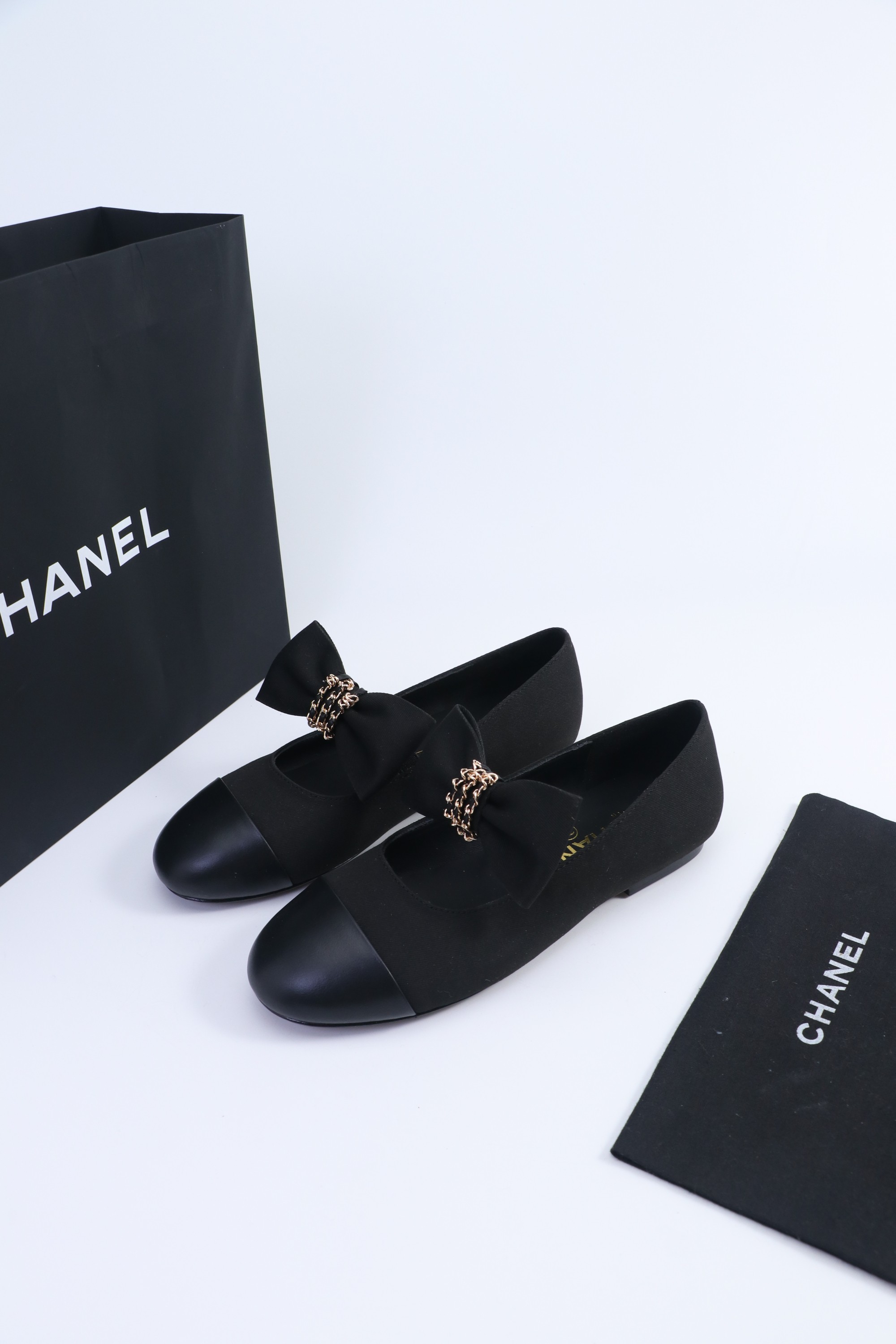 NO:534789,Xiaoxiang is a must-have item for this autumn and winter!  !  Chanel's autumn and winter heavy industry hot product, Xiaohongshu is highly recommended, it looks good no matter how you match it, and it is a must-have for fashionable things. Chanel's women love simple but irresistible combinations show unique styles of dressing, free mixing and matching, and keep up with the fashionable pace of Grandma Shixiang!  !  !  Exquisite details enlarge the original mold opening hardware buckle. Top version purchasing level is created★The upper is made of original customized cowhide, sheepskin inner lining, sheepskin footbed, original mold opening leather sole, size 35-39 (40, 41 customized cloth leather, boots, chanel, boots, cowhide, sheepskin, Leather soles19860909小香 本季秋冬季必备单品！！ 香奈儿秋冬重工爆款 小红书力推款,怎么搭配都好看,时髦精必备,香奈儿女士钟爱简约又难以抗拒系搭配展现与众不同的穿搭风格、自由混搭闪耀到位跟紧香奶奶时尚步伐！！！精致细节放大看原版开模五金扣 顶级版本代购级别打造★鞋面采用原版定制牛皮,羊皮内里,羊皮垫脚,原版开模真皮大底,码数35-39（40、41定做 布皮,靴子,chanel,boots,cowhide,sheepskin,Leather soles,Women's Shoes