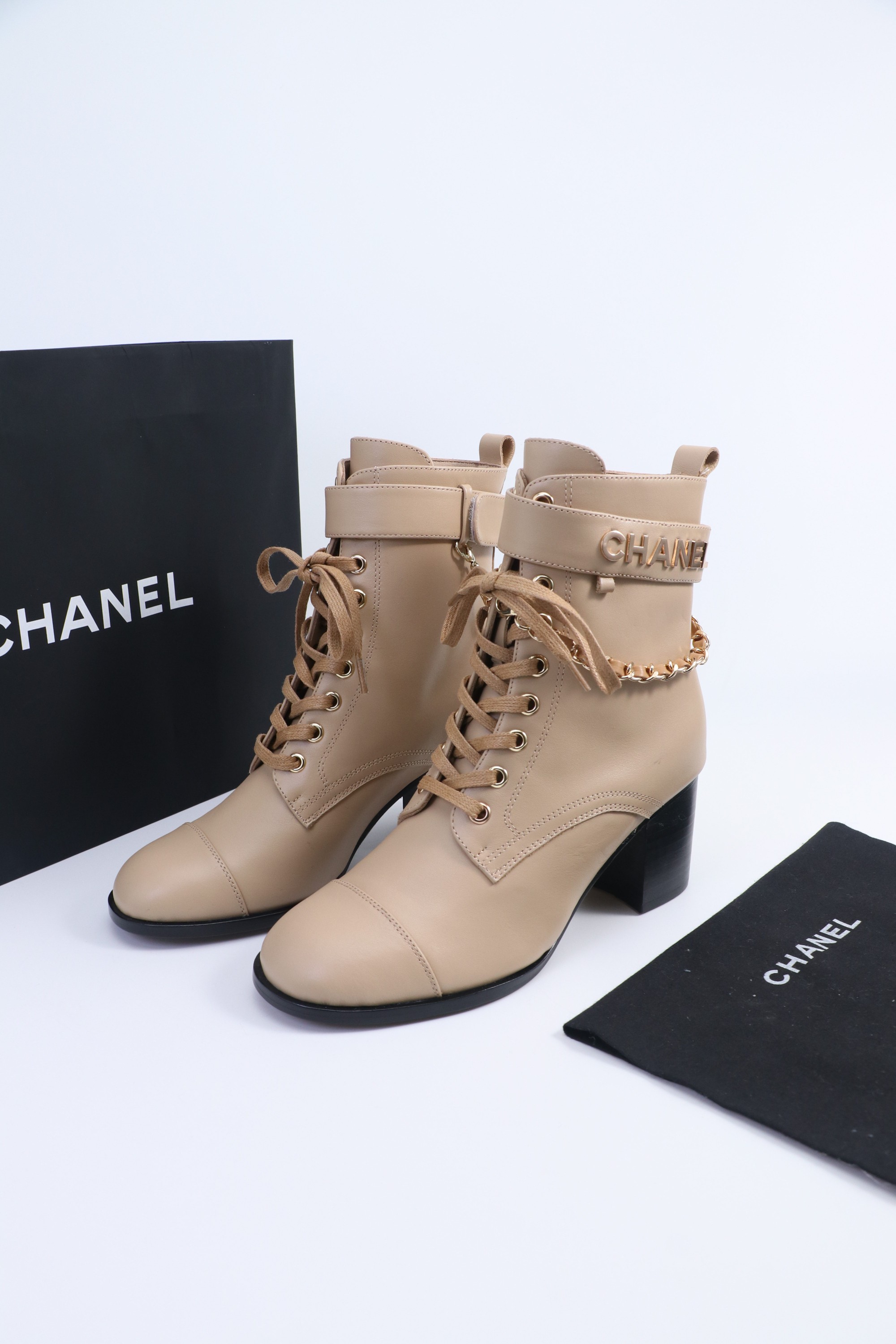NO:512281,2025 Little Flavor Short Boots, a must-have item for this autumn and winter!  !  Chanel's hot short boots in autumn and winter, Xiaohongshu is highly recommended, and it looks good no matter how you match it. It is a must-have for fashionable things. Chanel's women love simple but irresistible matching to show unique styles of dressing, free mixing and matching shines in place and keep up with the fashionable pace of Grandma Xiang!  !  !  Exquisite details enlarge the original mold opening hardware buckle, top version purchasing level created ★The upper is made of top layer cowhide-skin lining, rubber Size 35-39 (ordered by 40/41), boots, chanel, boots, cowhide, sheepskin198609092025小香短靴,本季秋冬季必备单品！！ 香奈儿秋冬重工爆款短靴 小红书力推款,怎么搭配都好看,时髦精必备,香奈儿女士钟爱简约又难以抗拒搭配展现与众不同的穿搭风格、自由混搭闪耀到位跟紧香奶奶时尚步伐！！！精致细节放大看原版开模五金扣 顶级版本代购级别打造★鞋面采用头层牛皮-羊皮内里,橡胶 码数35-39（40/41订）,靴子,chanel,boots,cowhide,sheepskin,Women's Shoes