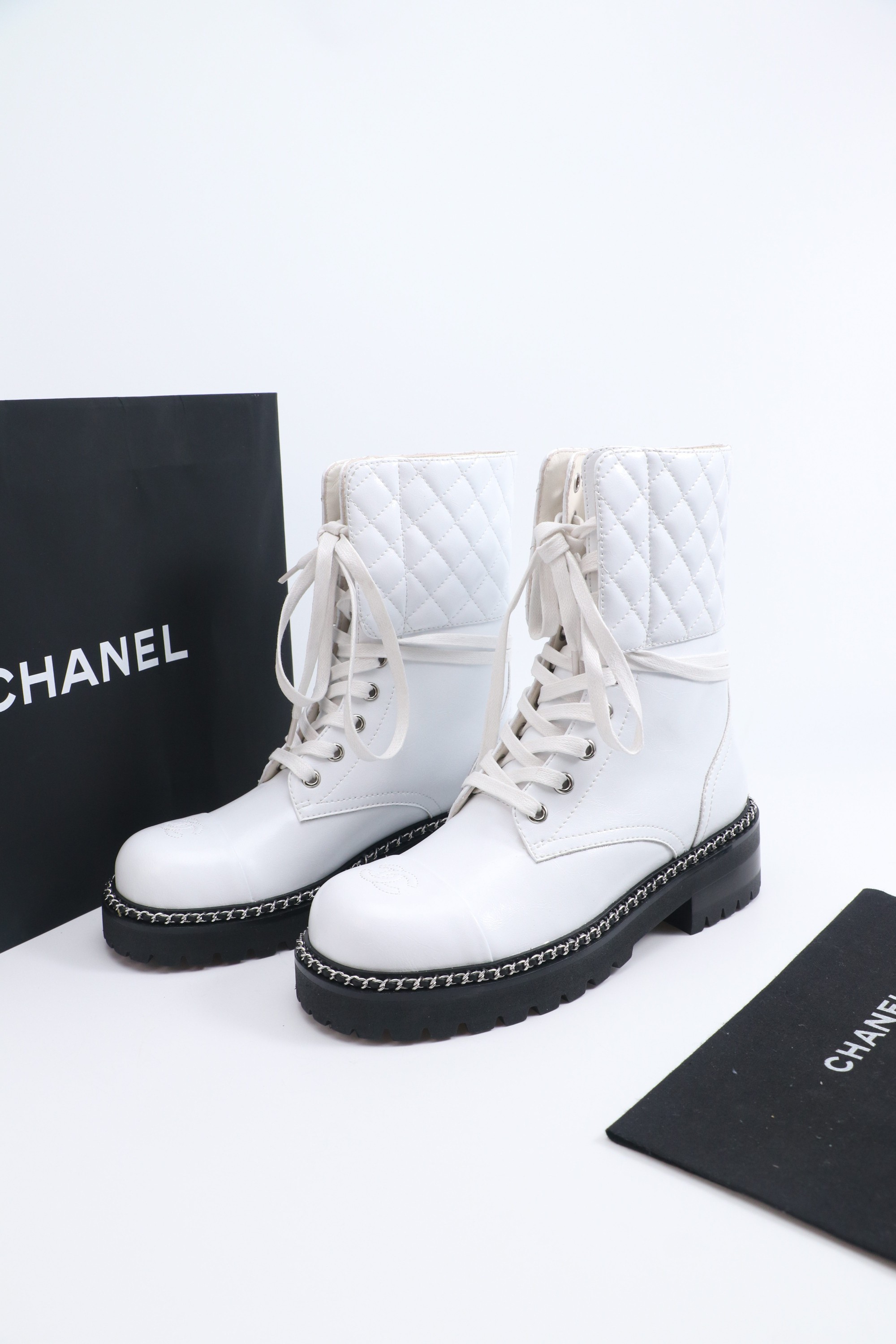 NO:535097,2025 Little Flavor Short Boots, a must-have item for this autumn and winter!  !  Chanel's hot short boots in autumn and winter, Xiaohongshu is highly recommended, and it looks good no matter how you match it. It is a must-have for fashionable things. Chanel's women love simple but irresistible matching to show unique styles of dressing, free mixing and matching shines in place and keep up with the fashionable pace of Grandma Xiang!  !  !  Exquisite details enlarge the original mold opening hardware buckle, top version purchasing level created ★The upper is made of top layer cowhide-skin lining, rubber Size 35-39 (ordered by 40/41), boots, chanel, boots, cowhide, sheepskin198609092025小香短靴,本季秋冬季必备单品！！ 香奈儿秋冬重工爆款短靴 小红书力推款,怎么搭配都好看,时髦精必备,香奈儿女士钟爱简约又难以抗拒搭配展现与众不同的穿搭风格、自由混搭闪耀到位跟紧香奶奶时尚步伐！！！精致细节放大看原版开模五金扣 顶级版本代购级别打造★鞋面采用头层牛皮-羊皮内里,橡胶 码数35-39（40/41订）,靴子,chanel,boots,cowhide,sheepskin,Women's Shoes
