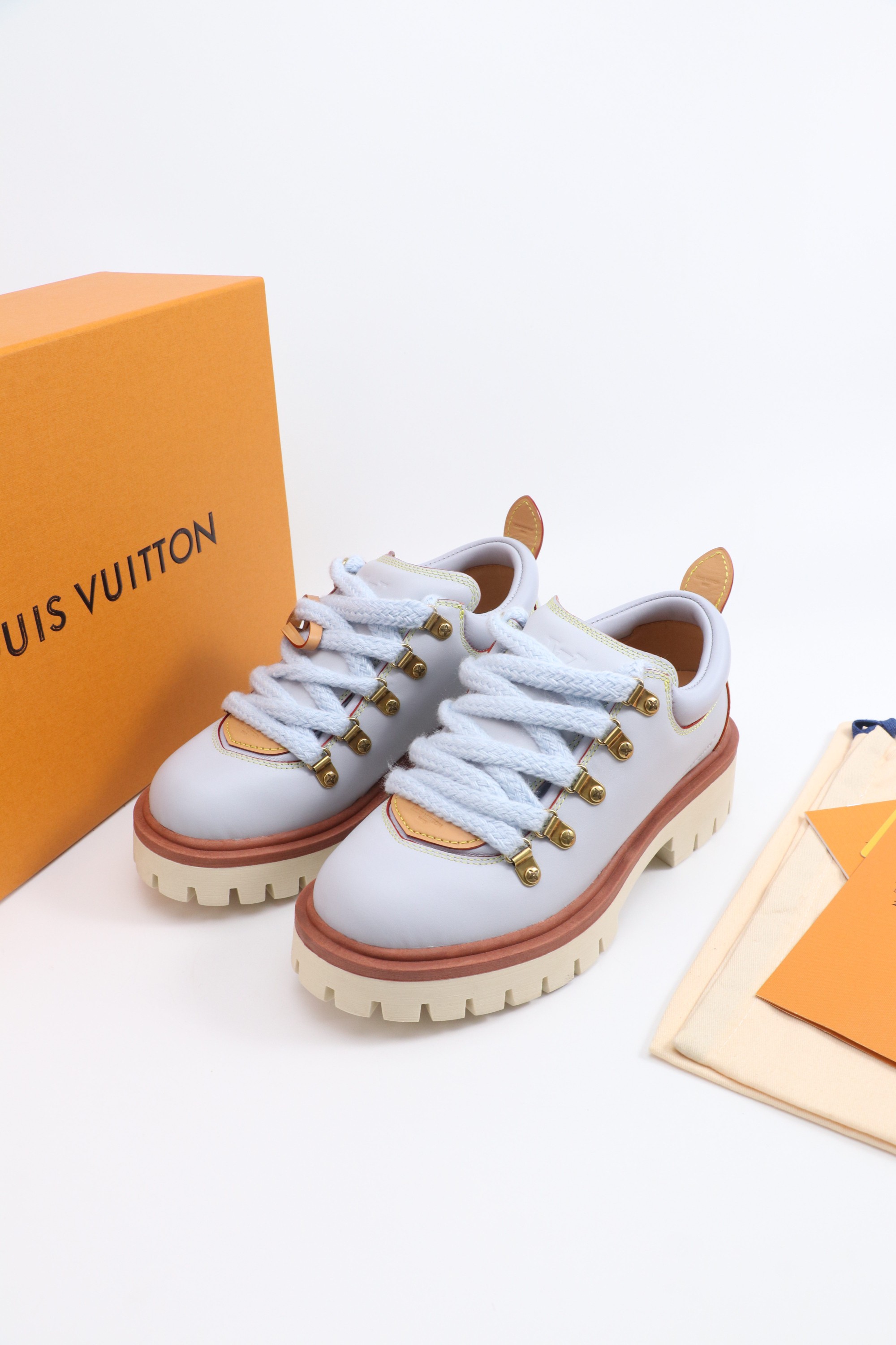 NO:512275,LV new couple's thick-soled hiking shoes, your original customized large-soled shoe brand, giving you agility and freedom. A pair of good shoes are worn all over the summer fabric... Top layer imported calfskin cowhide inner size 35-46, loafers, louis vuitton, loafers, cowhide19860909LV新款情侣款厚底登山鞋,你原版定制大底鞋牌,贼予足下灵动自由.一双好鞋穿遍夏 天 面料…头层进口小牛皮 牛皮内里 码数35-46,乐福鞋,louis vuitton,loafers,cowhide,Women's Shoes