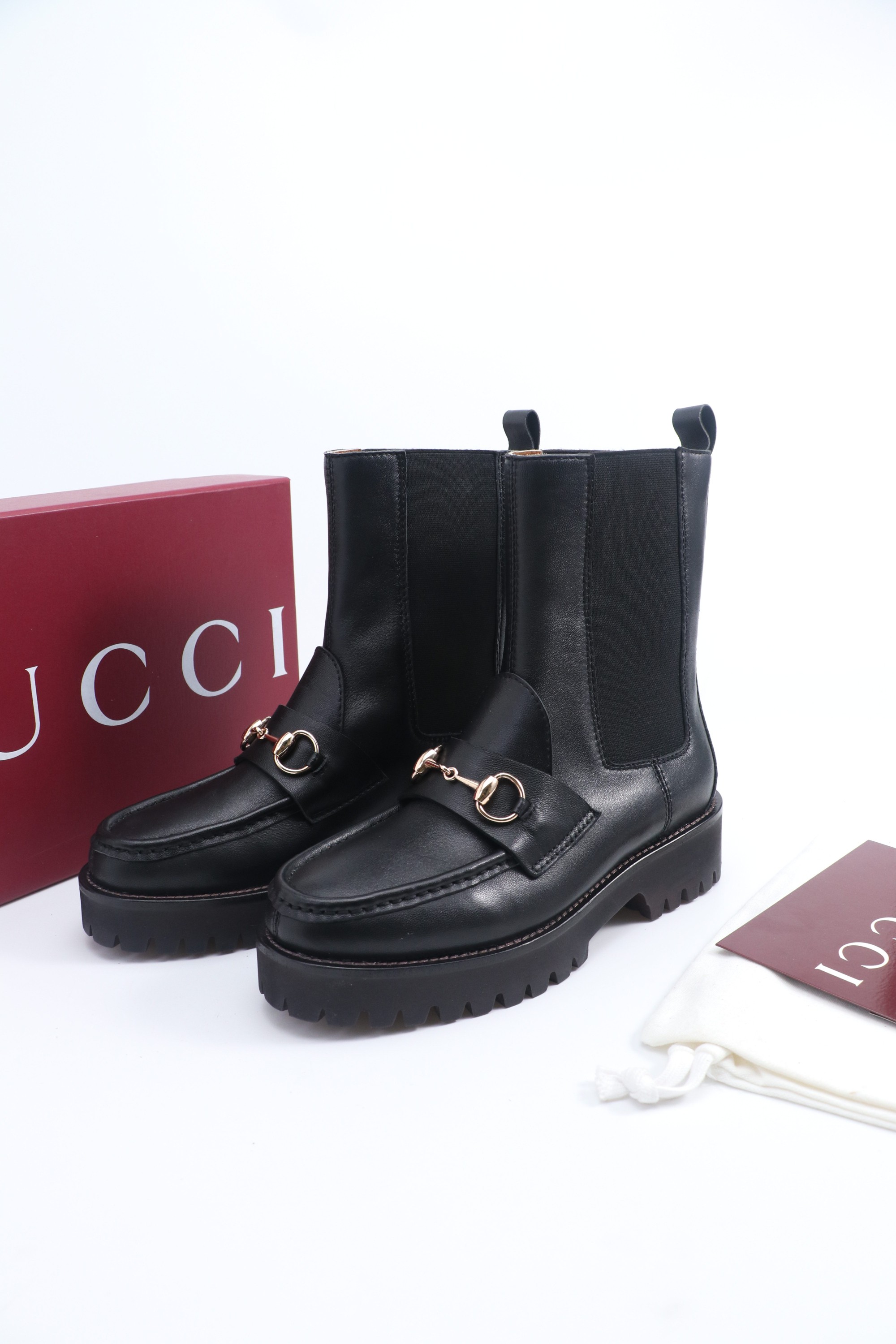 NO:512271,Gucci Gucci 2025G home autumn and winter new classic horse-bit thick-heeled boots. The main series is finally released, and the ruthless product is worth looking forward to!  Original classics create new designs and purchase level!  Full of high-end feeling!  It is a popular model for bloggers at home and abroad. It is retro and fashionable, with simple dressing and beautiful appearance!  The official website is mainly promoted, new colors continue to be updated, original calfskin / cloth upper lining: imported sheepskin lining, outsole, Italian leather outsole, heel height 5.5cm Shoe size: 35-39 (can be customized for 40.41.42), boots, gucci, gucci, gucci, boots, cowhide, sheepskin, Leather soles19860909Gucci 古驰古奇2025G家秋冬新品经典马衔扣粗跟短靴 主打系列终于面世,狠货值得期待！原有的经典 创造新设计 代购级别！高级感十足！国内外博主刷爆的一款,复古又时髦 穿搭简便 上脚美炸了！官网主推,新色持续更新 鞋面原版小牛皮/布面 内里: 进口羊皮里 大底意大利真皮大底 跟高5.5cm 鞋码: 35-39（40.41.42可定做）,靴子,gucci,gucci,gucci,boots,cowhide,sheepskin,Leather soles,Women's Shoes