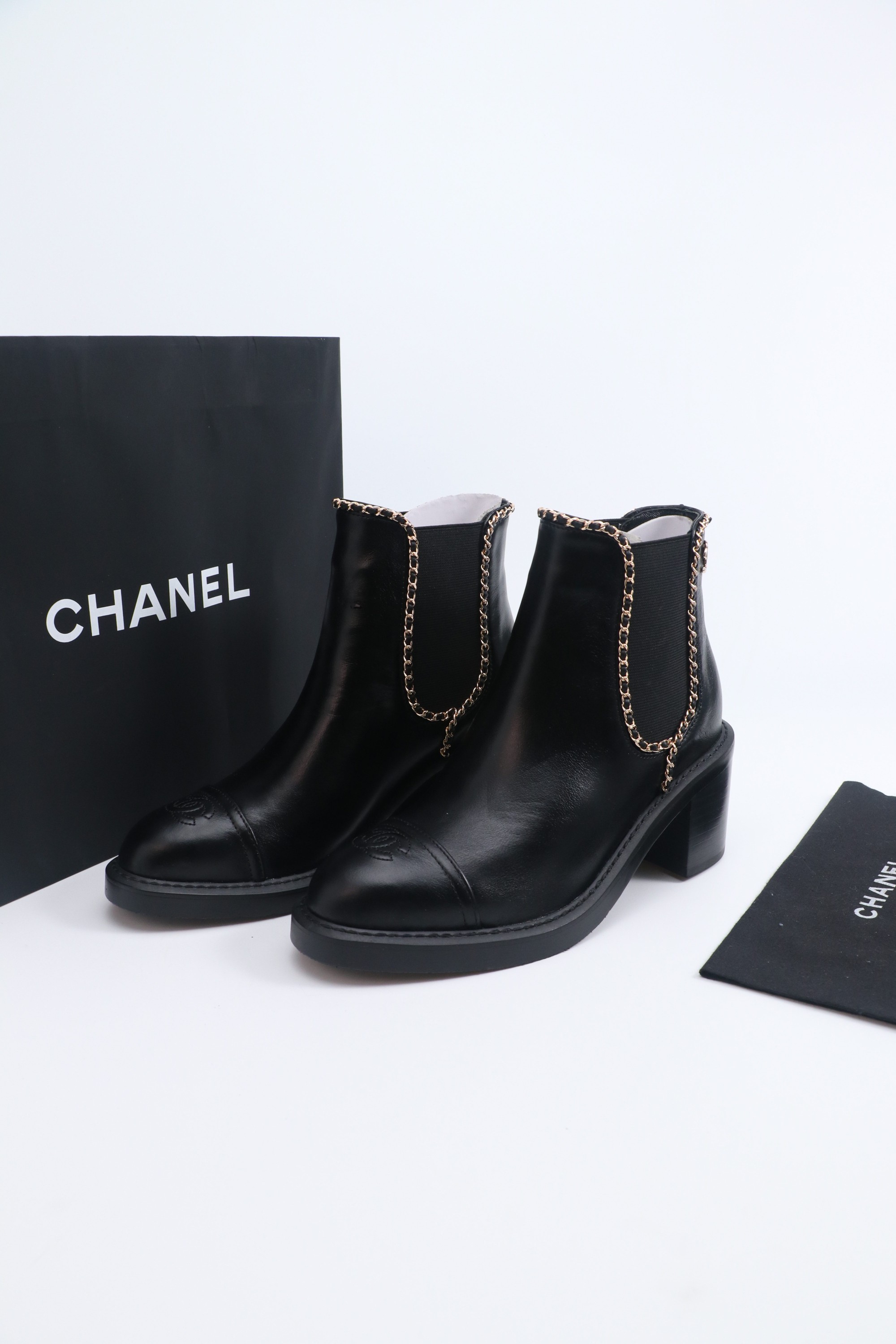 NO:512268,Little fragrance short boots, a must-have item for this autumn and winter!  !  Chanel's hot short boots in autumn and winter, Xiaohongshu is highly recommended, and it looks good no matter how you match it. It is a must-have for fashionable things. Chanel's women love simple but irresistible matching to show unique styles of dressing, free mixing and matching are shining in place and keep up with the fashionable pace of Grandma Xiang!  !  !  Exquisite details enlarge the original mold opening hardware buckle. Top version purchasing level is created ★The upper is made of top layer cowhide-skin lining, genuine leather sole. Size 35-39 (ordered by 40/41), boots, chanel, boots, cowhide, sheepskin19860909小香短靴,本季秋冬季必备单品！！ 香奈儿秋冬重工爆款短靴 小红书力推款,怎么搭配都好看,时髦精必备,香奈儿女士钟爱简约又难以抗拒搭配展现与众不同的穿搭风格、自由混搭闪耀到位跟紧香奶奶时尚步伐！！！精致细节放大看原版开模五金扣 顶级版本代购级别打造★鞋面采用头层牛皮-羊皮内里,真皮底 码数35-39（40/41订）,靴子,chanel,boots,cowhide,sheepskin,Women's Shoes