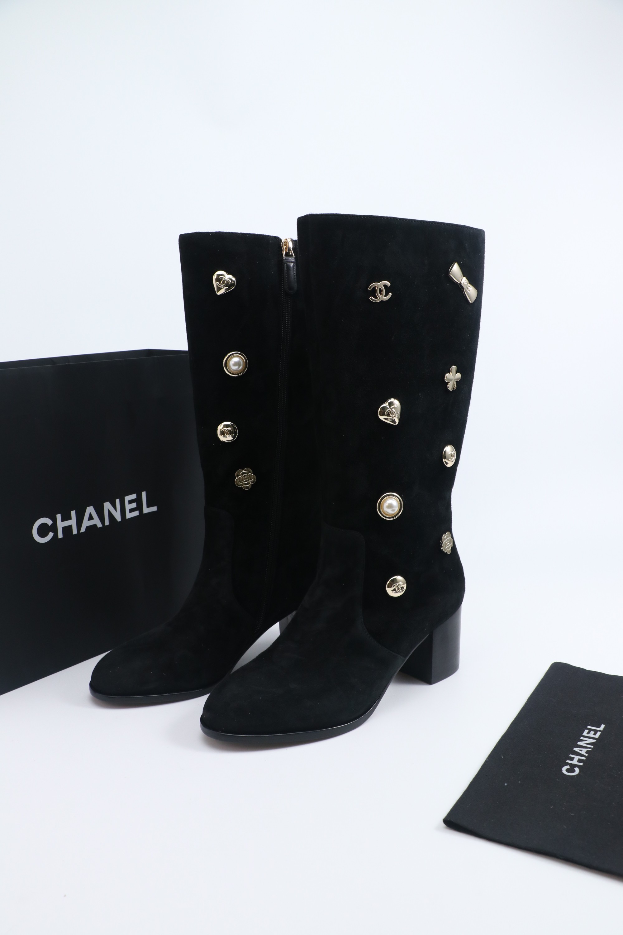 NO:534781,Chanel Pearl Metal Decorative Knight Boots Chanel's knight boots are made of high-quality black leather, with upper embellished with gold double C, pearl and floral metal trim, full of luxury +. The thick heel design is comfortable and stable to wear, and it is very suitable for autumn and winter! The boots are just right in height, modifying the legs while keeping warm. Whether paired with a small suit or a long skirt, it can be easily created. Leather surface - silk. calfskin inner. imported sheepskin sole. genuine leather soles 35-39 (custom-made 40-41), boots, chanel, boots, skirts, business suit, cowhide, sheepskin, Leather soles19860909香奈儿珍珠金属装饰骑士靴 香奈儿这款骑士靴选用优质黑色真皮,鞋面 点缀金色双C、珍珠和花卉金属饰件,奢华感满满+.粗跟设计,穿着舒适又稳固,秋冬季节超适合!靴简高度刚好,修饰腿型同时保暖 无论搭配小西装还是长裙,都能轻松打造 皮面-丝绸.小牛皮 内里.进口羊皮 底.真皮大底 35-39（定做40-41）,靴子,chanel,boots,skirts,business suit,cowhide,sheepskin,Leather soles,Women's Shoes