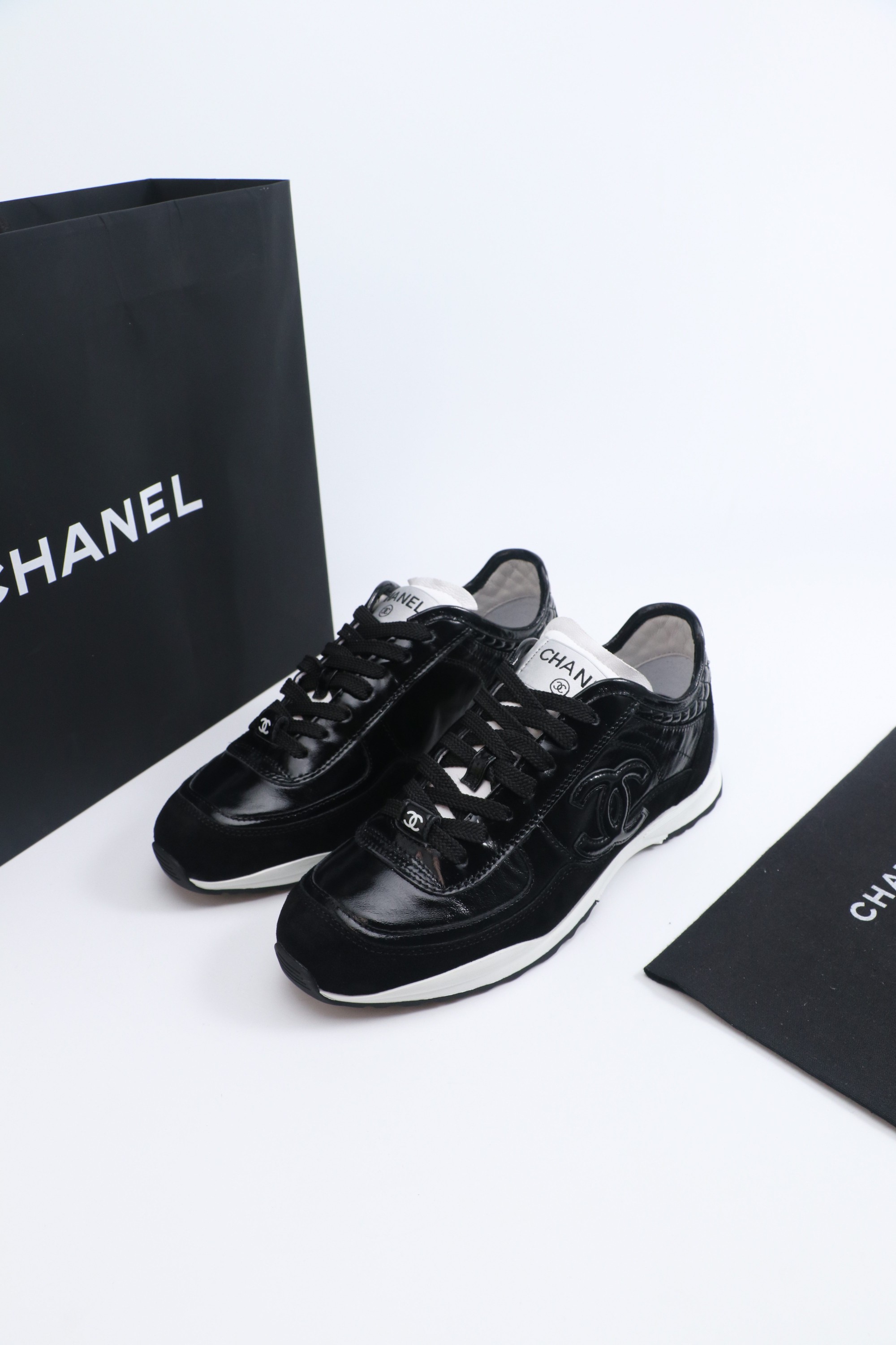 NO:534785,Chanel Chanel - 2025 top casual sneakers This classic design; the upper has a variety of craftsmanship and electric embroidery styles; the sole is fashionable and sporty; it is an extraordinary variety of color matching elements... The diversified mix and match is very beautiful and versatile, casual, fashionable, sports, and outdoors. Afew Goc material 0 The upper is made of original imported calfskin ② The inner lining is made of original imported breathable sheepskin lining ③ The sole is made of high-quality outsole according to the original TPU combination, the whole set of women 35-41 Men 39-45 plus 20, boots, chanel, chanel, boots, sneakers, cowhide, sheepskin19860909Chanel香奈儿——2025顶级休闲 款运动鞋 这款经典设计；鞋面多种工艺电绣的风格；大底却时 尚运动；不平凡的拥入了多种配色元素··· 多元化混搭非常好看百搭,休闲,时尚,运动,户外 都能兼顾···· Afew Goc材料 0鞋面采用原版进口小牛皮 ②内里采用原版进口透气羊皮里③大底根据原版TPU组合大底精品包装全套女 35-41 男39-45加20,靴子,chanel,chanel,boots,sneakers,cowhide,sheepskin,Women's Shoes