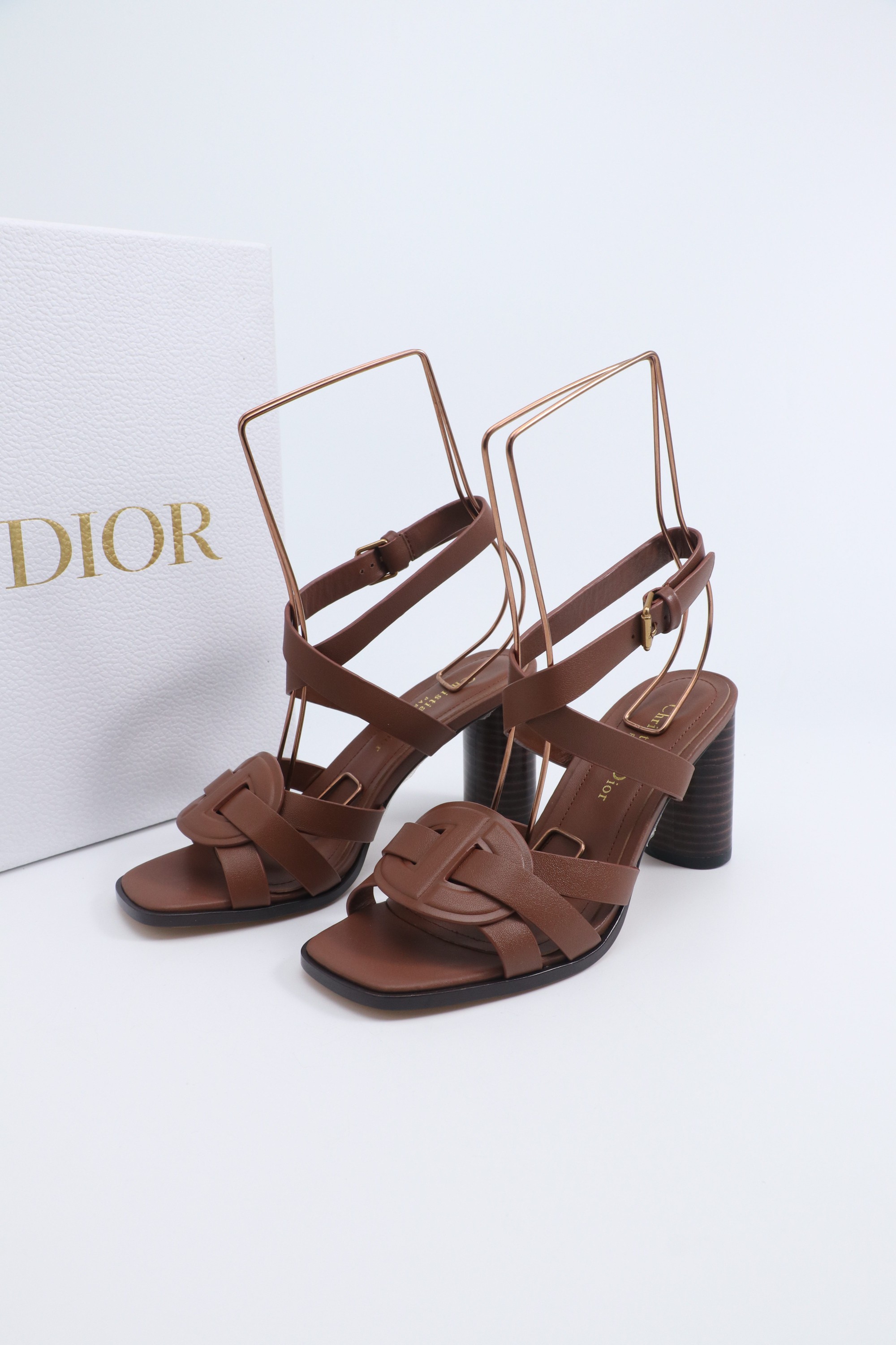 NO:534696,Dior 25ss summer high-end new pig cage sandals. Simple and super versatile, perfect and luxurious, can be matched with spring and summer clothing at will, and the foot feels more comfortable! The original material is perfect. Original disassembly mold 0 fabric original custom cowhide √e inner lining original custom sheepskin √3 foot pad original custom sheepskin √4 outsole Italian leather outsole VG heel height 8cm √6 packaging original full set of packaging 0 size 35-40 (can be customized 41), high heels sandals, dior, dior, sandals, high heels, cowhide, sheepskin, Leather soles19860909Dior 迪奥 25ss 夏季高版本新款猪笼凉鞋. 简约超级百搭,上脚完美奢华可任意搭配春夏服饰,脚 感更是舒适!材质原版完美.原版拆解开模 0面料原版定制牛皮 √e内里原版定制羊皮√3垫脚原版定制羊皮√4大底意大利真皮大底VG跟高8cm √6包装原版全套包装 0码数35-40（可定做41),高跟鞋凉鞋,dior,dior,sandals,high heels,cowhide,sheepskin,Leather soles,Women's Shoes