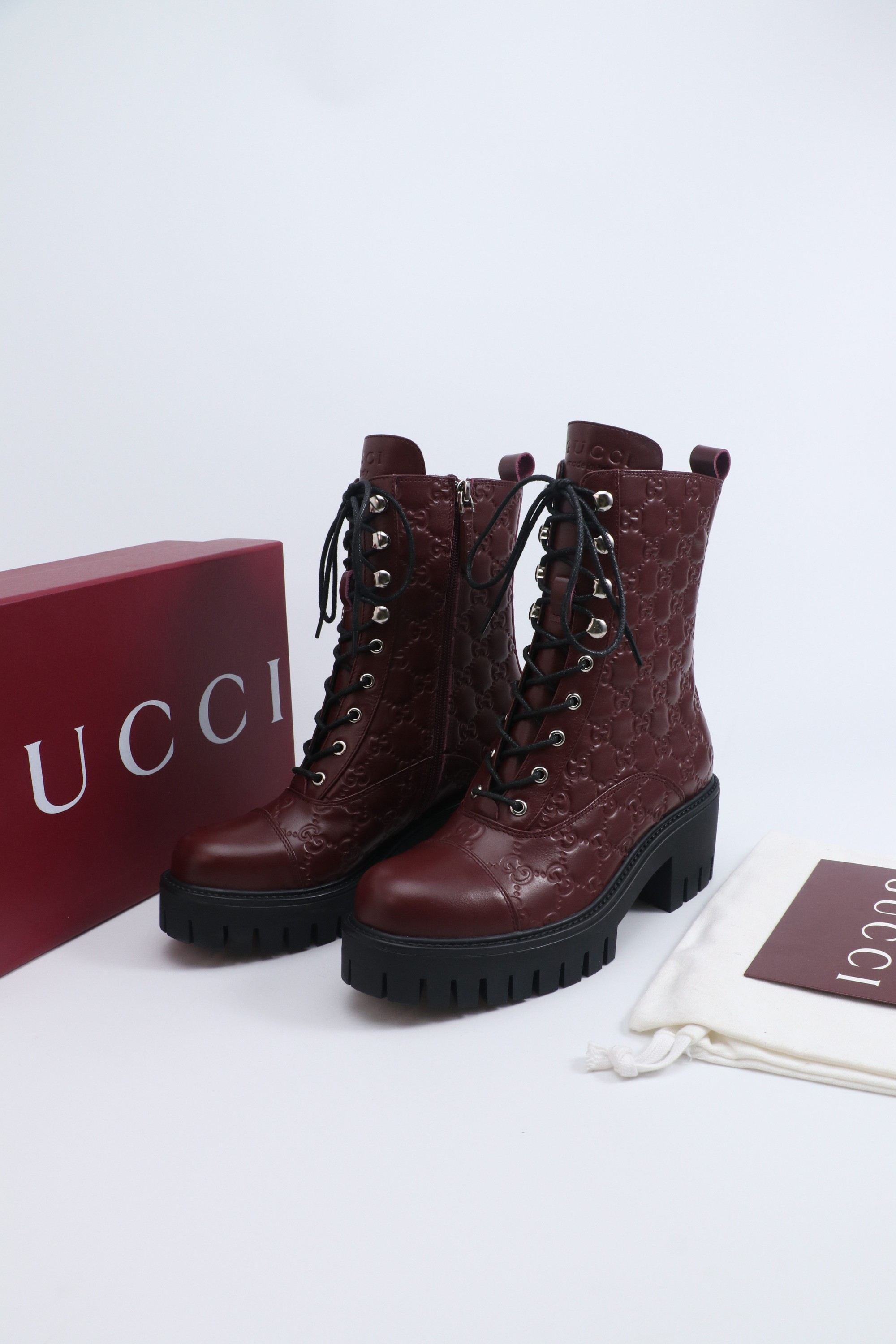 NO:534777,Classic embossed thick sole Wear this in autumn and winter, embrace freedom and trends, and let the fashion attitude bloom in every step. Classic embossed logo inherits the brand’s century-old heritage and every texture tells the story of fashion. It is a symbol of recognition and taste. It shows unique charm in every move. The thick sole design is the finishing touch. The height is just right. The length of the leg lines allow you to instantly have a model-like tall figure. Whether it is a match to create a casual casual style or a sweet contrast, it can be perfectly adapted. Easily control different styles of outfits to become a universal fashion item in your closet. The fabric is made of original custom calfskin, and the inner foot pads are all sheepskin. The original opening mold custom anti-slip sole size: 35-39 (4041 customization), boots, boots, cowhide, sheepskin19860909经典压花厚底 这个秋冬穿上这款 拥抱自由与潮流让时尚态度在每一步中尽情绽放.经典的压花标志 传承品牌百年底蕴每一道纹理都在诉说着时尚的故事 是辨识度与品味的象征 举手投足间尽显独特魅力. 厚底设计堪称点睛之笔 高度恰到好处 拉长腿部线条 让你瞬间拥有模特般的高挑身姿 无论是搭配打造随性休闲风 还是配上、营造甜酷反差感 它都能完美适配 轻松驾驭不同风格穿搭成为你衣橱里的万能时尚单品. 面料采用原版定制小牛皮 内里垫脚均为羊皮 原版开模定制防滑大底 size:35-39(4041定制),靴子,boots,cowhide,sheepskin,Women's Shoes