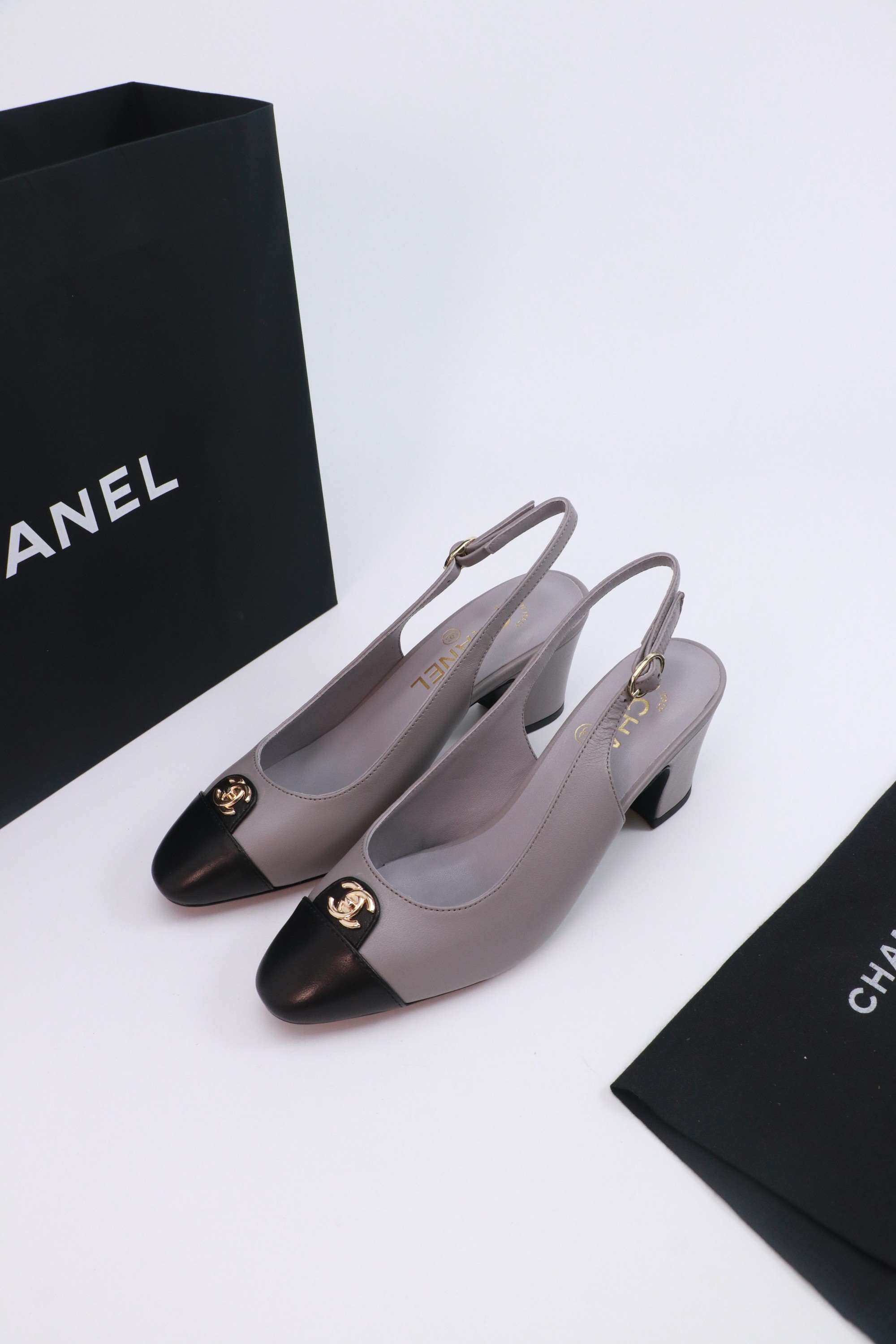 NO:562619,★★★★★ On the feet of many celebrities and Internet celebrities, a versatile series popularized by domestic and foreign bloggers, the must-have sandals for spring and summer wardrobes. Exclusive to the rhombus design brand. Upper sheepskin lining: Imported crystal sheepskin lining. Original molded custom leather outsole. Shoe size: 35-39 (40, 41, custom-made, non-refundable). Delivery of luxurious and latest counters with simultaneous packaging, sandals, chanel, sandals, sheepskin, leather.  soles19860909★★★★★ 众多明星网红上脚,国内外博主刷爆的一个百搭系列,春夏衣橱搭配必备 凉拖首选.菱格设计香家专属 鞋面羊皮  内里: 进口水晶羊皮内里 大底原版开模定制真皮大底 鞋码: 35-39（40、41、定做不退换） 配送豪华最新专柜同步包装,凉鞋,chanel,sandals,sheepskin,Leather soles,Women's Shoes