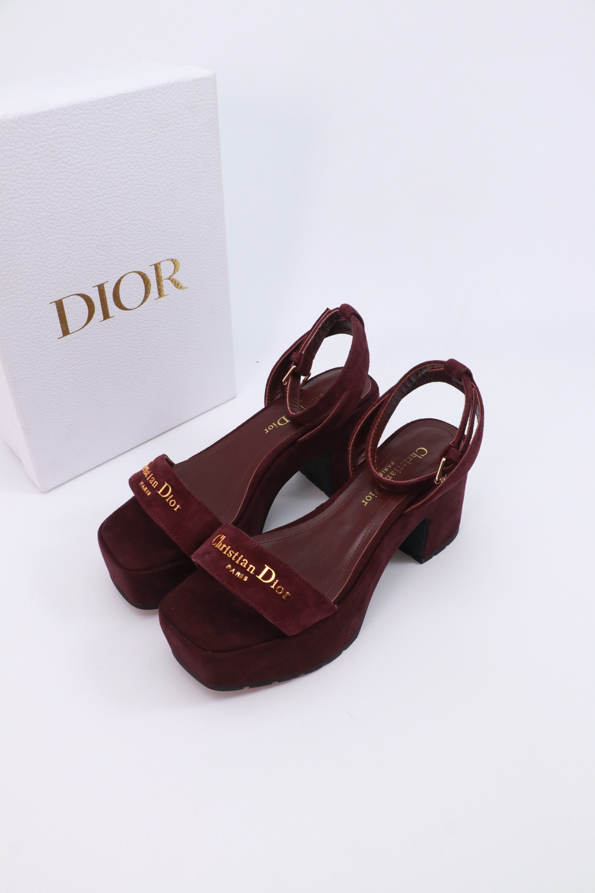 NO:562616,25ss new spring and summer Dior Dway thick-soled straw sandals with letter embroidery, hemp rope-soled wedge slippers. This Dway thick-soled sandals are fashionable and casual. They are made of natural raffia effect fabric and contrasting cotton uppers, decorated with Christian Dior Paris logo embroidery. The recognizable rope soles are handmade using traditional techniques. They are simple and super versatile. They are perfect and luxurious on the feet. They can be matched with any spring and summer clothes, and the feet feel even more comfortable!  He is the perfect choice for summer travel!  Size: 35-42 (41 42 customized, non-returnable) Price, high heels and sandals, dior, dior, sandals, high heels, slippers, espadrilles1986090925ss春夏新款Dior 迪奥Dway草编厚底凉拖鞋字母刺绣麻绳底坡跟一字拖鞋 这款 Dway 厚底凉拖时尚休闲,自然色酒椰草效果面料和撞色棉质鞋面,饰以Christian Dior Paris标志刺绣,富有辨识度绳编鞋底运用传统工艺手工制作而成,简约超级百搭.上脚完美奢华可任意搭配春夏服饰,脚感更是舒适！夏季出行非他莫属！ Size:35-42（41 42订做不退换） 价格,高跟鞋凉鞋,dior,dior,sandals,high heels,slippers,espadrilles,Women's Shoes