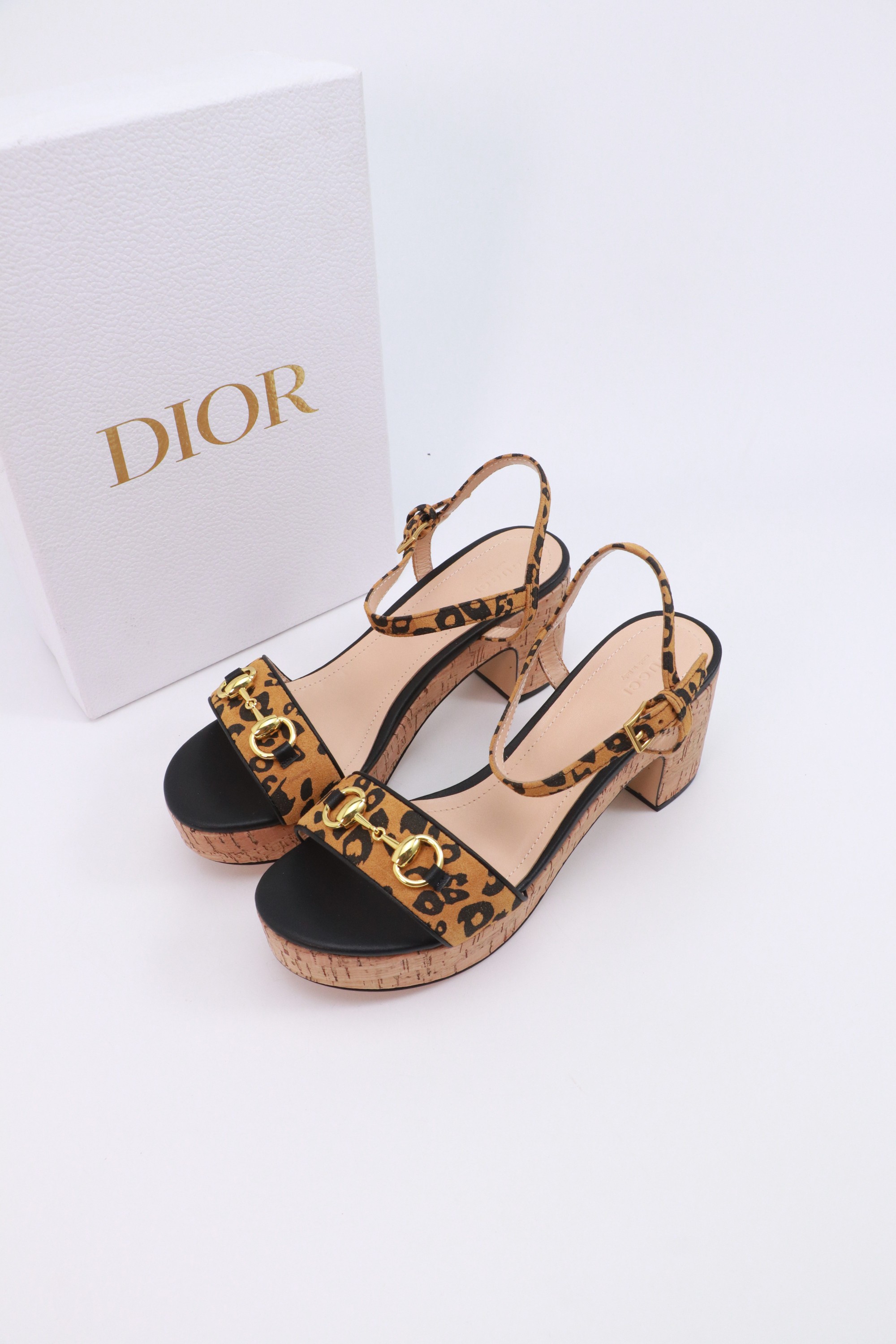 NO:562612,Gucci/Gucci classic horsebit wedge sandals G's iconic horsebit meets fashionable wooden wedge heel ———————————— A fashion feast that combines luxury and comfort begins. This pair of sandals is a passionate collision of classics and modernity. Every step is a confident expression of Italian style. It cleverly lengthens the leg line and enhances the overall temperament, allowing you to easily show an elegant posture while walking. The thick-soled design increases stability, makes walking more comfortable and does not tire your feet.  The fabric is made of original customized material. The inner pads are all lambskin. The genuine leather outsole is imported from Italy. The heel height is 7cm.19860909Gucci/古驰经典马衔扣坡跟凉鞋 G家标志性马衔扣 邂逅时髦木底坡跟 ———————————— 一场华丽与舒适兼得的时尚盛宴就此开启. 这双凉鞋 是经典与现代的激情碰撞 每一步都是意式风尚的自信表达. 巧妙拉长腿部线条 提升整体气质 让你在行走间轻松展现优雅姿态 厚底设计增加稳定性 行走更自在 不累脚. 面料采用原版定制材质 内里垫脚均为小羊皮 意大利进口真皮大底 跟高7cm size35-39（40/41/42定制）,高跟鞋凉鞋,gucci,gucci,gucci,sandals,high heels,sheepskin,Leather soles,Women's Shoes