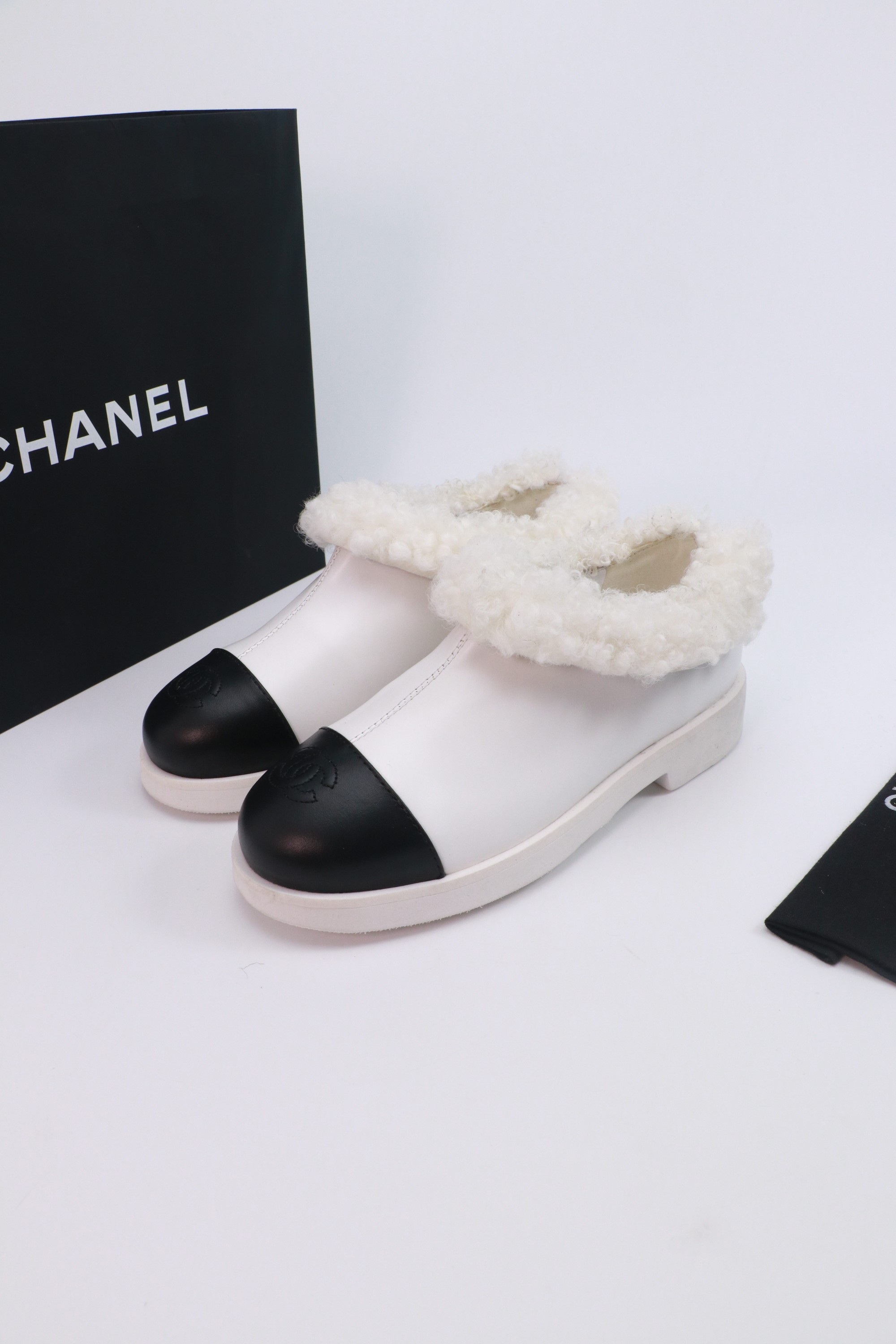 NO:562609,sss official website and Xiaohongshu synchronize the latest color matching of Xiaoxiangjia’s popular models, which are now online with upgraded workmanship and high quality!   The latest trendy furry boots are super versatile and warm for the feet, the favorite of heroines [Fireworks][Fireworks] Cowhide upper, sheepskin lining, foam outsole, 5 sizes 35-41, [Note 40+41 custom-made], furry shoes, chanel, boots, cowhide, sheepskin19860909sss官网、小红书同步最新配色小香家爆款火热上线,做工升级版,高品质！  时尚潮流最新款毛毛靴上脚超百搭暖底,女主们的最爱[烟花][烟花] 鞋面牛皮 内里羊皮 大底发泡大底 5码数35-41码,【注40+41订做】,毛毛鞋,chanel,boots,cowhide,sheepskin,Women's Shoes