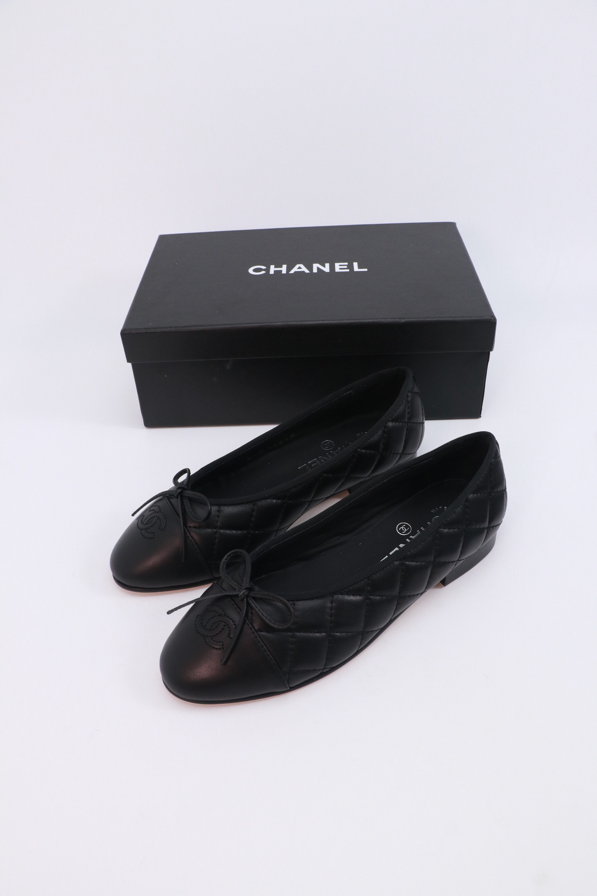 NO:559190,chan*l classic slingback small fragrant sandals!  Single shoes!  As Coco Chanel said, fashion is fleeting but style lasts forever!  This pair of empty-back shoes is a classic among Xiangjia classics!  Two-color matching, simple and exquisite, the universal and evergreen model in the counter will never go out of style!  The counter's original leather, imported sheepskin lining, and Italian imported cow leather soles!  Top quality, Size35-40 (34 40 41 42 43 customized), single shoes, chanel, chanel, chanel, sandals, cowhide, sheepskin19860909chan*l经典slingback小香凉鞋！单鞋！ 就像coco香奈儿女士说的流行稍纵即逝,但风格永存！这双后空鞋就是香家经典中的经典！双色搭配,简约精致,专柜里的万能长青款,永远不过时单品！ 专柜原版皮料,进口羊皮内里,意大利进口牛皮革鞋底！ 顶级品质,Size35-40（34 40 41 42 43定做）,单鞋,chanel,chanel,chanel,sandals,cowhide,sheepskin,Women's Shoes