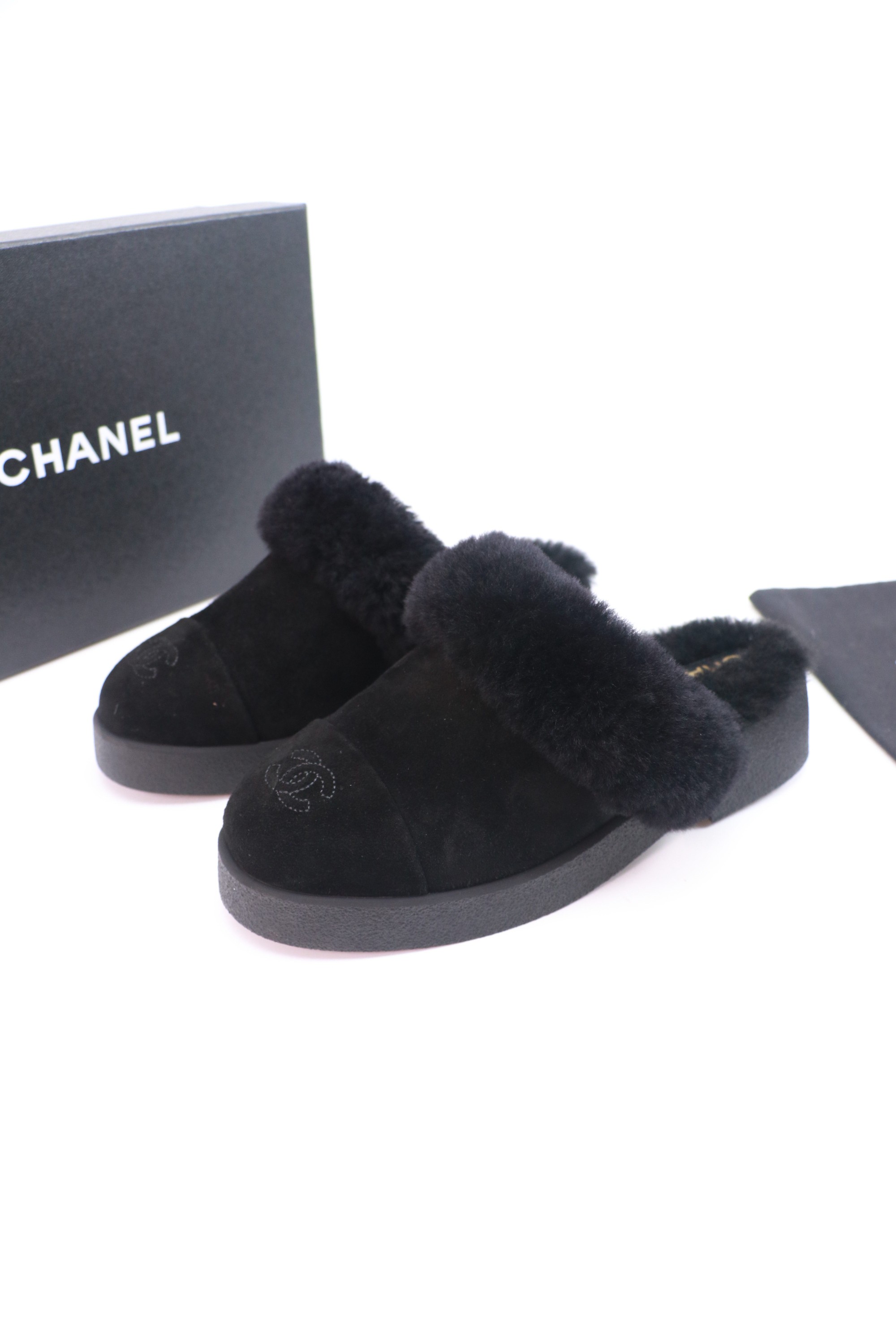 NO:562605,sss official website and Xiaohongshu synchronize the latest color matching of Xiaoxiangjia’s popular models, which are now online with upgraded workmanship and high quality!   The latest trendy furry boots are super versatile and warm for the feet, the favorite of heroines [Fireworks][Fireworks] Cow suede leather upper, wool lining, rubber outsole, 5 sizes 35-41, [Note 40+41 custom-made], furry shoes, chanel, boots, cowhide19860909sss官网、小红书同步最新配色小香家爆款火热上线,做工升级版,高品质！  时尚潮流最新款毛毛靴上脚超百搭暖底,女主们的最爱[烟花][烟花] 鞋面牛反绒牛皮 内里羊毛 大底橡胶大底 5码数35-41码,【注40+41订做】,毛毛鞋,chanel,boots,cowhide,Women's Shoes