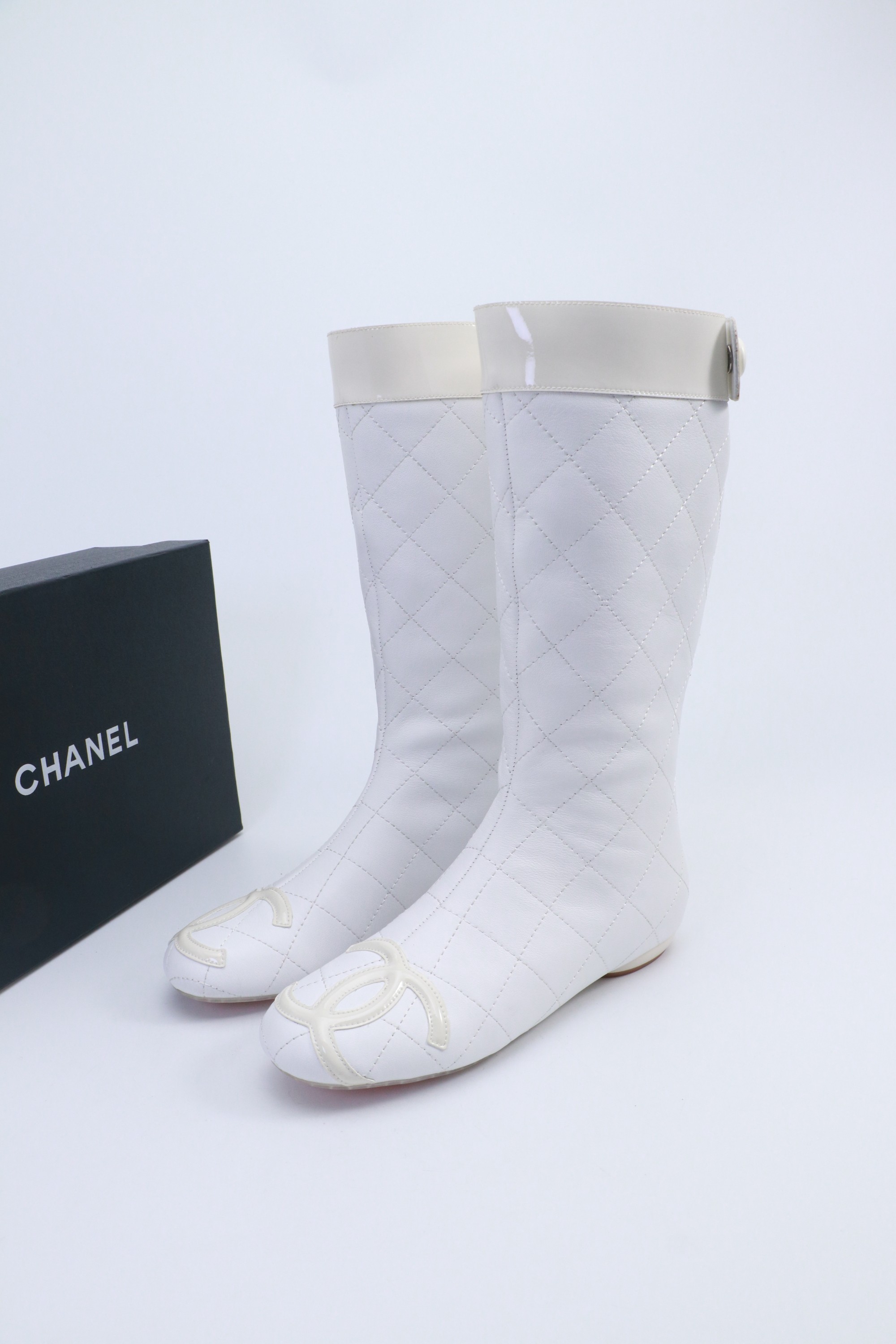 NO:559184,Chanel Vintage middle-aged Kangpeng series short boots are simple but not simple, the upper feet are particularly slim. The upper is cowhide, the lining is sheepskin, and the original outsole. Size: 35-39 Other sizes are customized, boots, chanel, boots, cowhide, sheepskin19860909Chanel Vintage中古康鹏系列短靴 简约而不简单的款,上脚特别显脚细. 鞋面牛皮,内里垫脚羊皮,原版大底. Size:35-39 其它码数定做,靴子,chanel,boots,cowhide,sheepskin,Women's Shoes