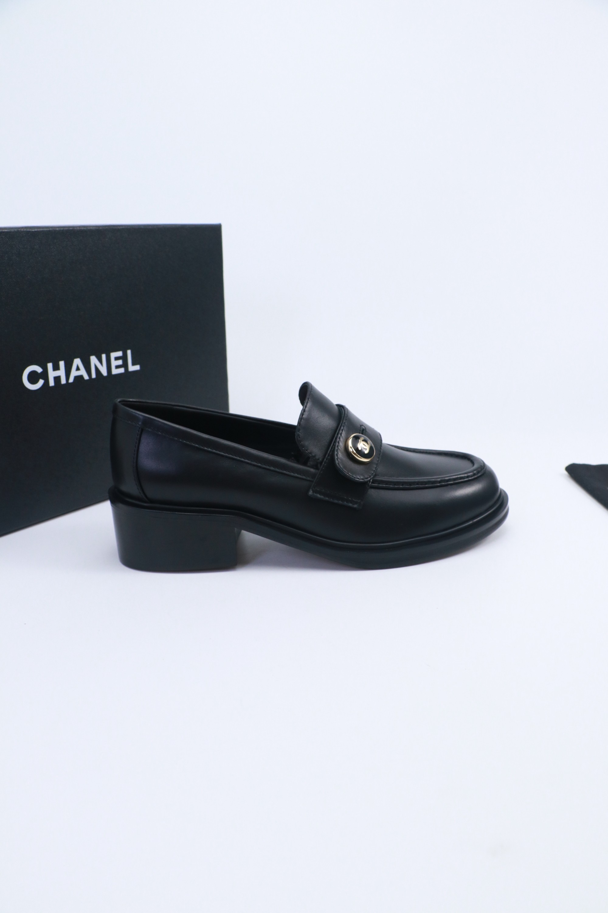 NO:559181,2025 Xiaoxiang is a must-have item for autumn and winter this season!  !  Chanel's autumn and winter heavy industry hot styles are highly recommended by Xiaohongshu. They look good no matter how you match them. They are a must-have for fashion. Ms. Chanel loves simple and irresistible combinations to show her unique dressing style. She can mix and match freely to shine and follow the fashionable steps of her grandma!  !  !  Enlarge the exquisite details to see the original molded hardware buckle. The top version is made at the purchasing level★ The upper is made of original customized cowhide, sheepskin lining, sheepskin feet, original molded leather outsole, code number 35-39 (customized 40, 41, single shoes, chanel, cowhide, sheepskin, Leather soles198609092025小香 本季秋冬季必备单品！！ 香奈儿秋冬重工爆款 小红书力推款,怎么搭配都好看,时髦精必备,香奈儿女士钟爱简约又难以抗拒系搭配展现与众不同的穿搭风格、自由混搭闪耀到位跟紧香奶奶时尚步伐！！！精致细节放大看原版开模五金扣 顶级版本代购级别打造★鞋面采用原版定制牛皮,羊皮内里,羊皮垫脚,原版开模真皮大底,码数35-39（40、41定做,单鞋,chanel,cowhide,sheepskin,Leather soles,Women's Shoes