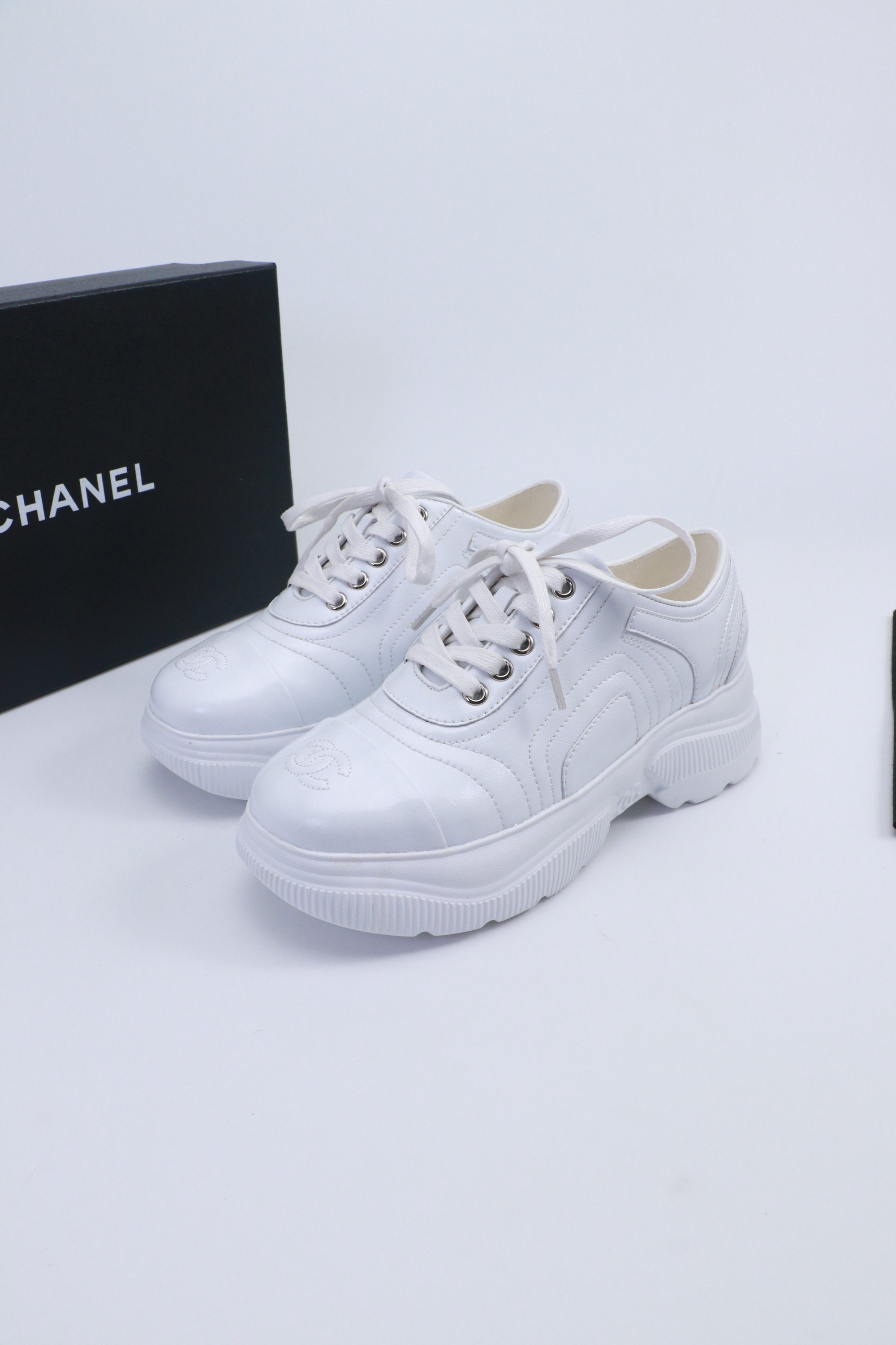 NO:559178,The latest three-in-one soles for the spring and summer of 2025 - the new color series of Velcro beach sandals is launched at the counter. ★★★★★ Many celebrities and Internet celebrities have worn it. It is a versatile series popular among domestic and foreign bloggers. It is a must-have sandal for the spring and summer wardrobe. The upper is imported cowhide. The lining: imported sheepskin lining. The outsole is an original molded sole. Shoe size: 35-39 (custom-made 40 and 41 are not returnable)  Delivery of the latest luxury counters with simultaneous packaging, casual shoes/sports shoes, sandals, sneakers, cowhide, sheepskin198609092025春夏最新三合一鞋底——专柜主推魔术贴沙滩凉鞋新色系列上新 ★★★★★ 众多明星网红上脚,国内外博主刷爆的一个百搭系列,春夏衣橱搭配必备 凉鞋首选. 鞋面进口牛皮 内里: 进口羊皮内里 大底原版开模鞋底 鞋码: 35-39（40、41定做不退换） 配送豪华最新专柜同步包装,休闲鞋/运动鞋,sandals,sneakers,cowhide,sheepskin,Women's Shoes