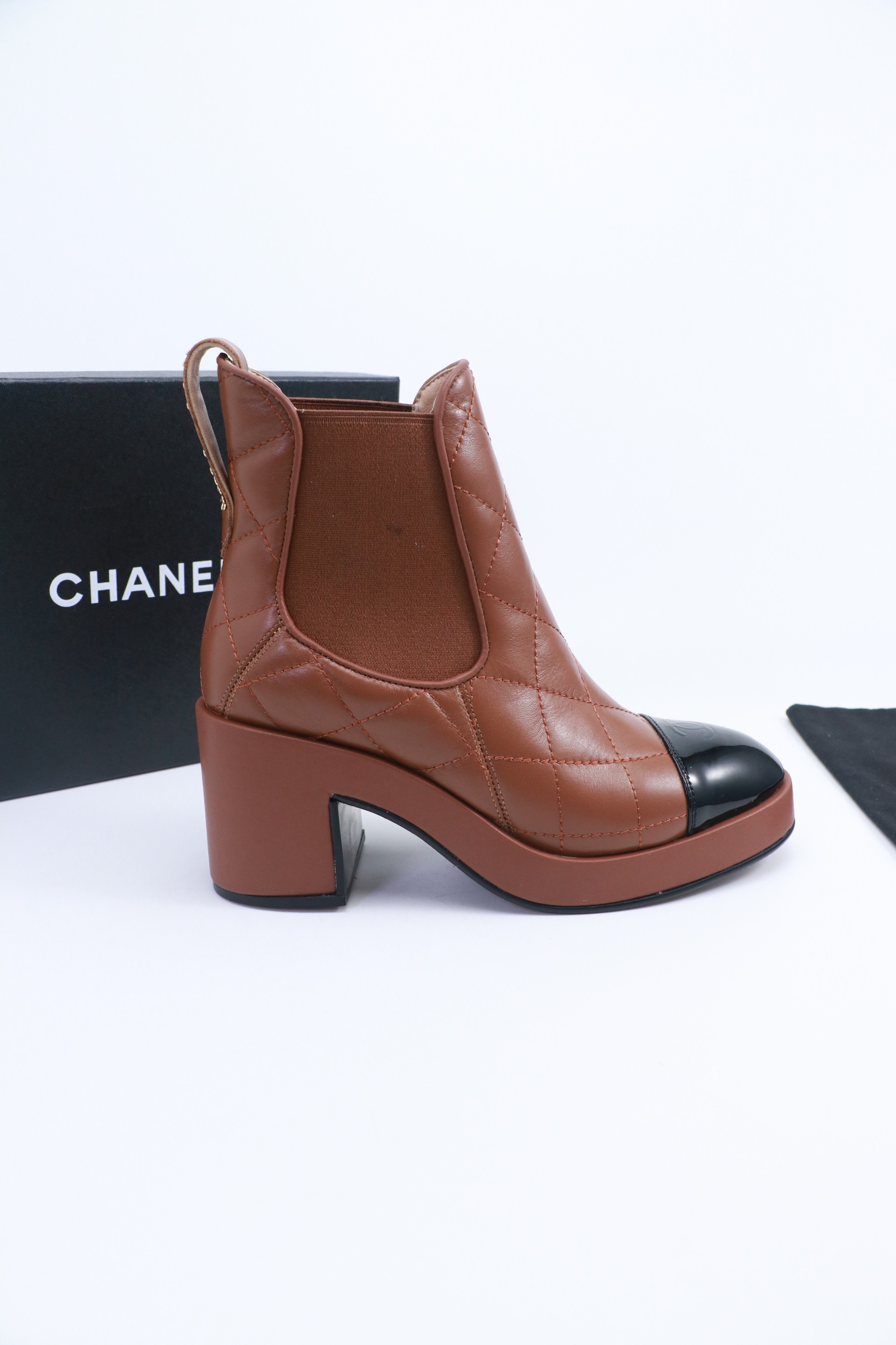NO:559172,CHANEL / Chanel 2025 autumn and winter thick-soled short boots, a must-have item for Xiaoxiangjia, exclusive molded hardware Logo buckle, material, sheepskin, sheepskin lining, outsole, Italian leather outsole, heel height 5CM, size 35-39 (40 customized), boots, chanel, chanel, chanel, boots, sheepskin, Leather soles19860909CHANEL /香奈儿 2025年秋冬厚底短靴 小香家必爆备款 独家开模五金Logo扣 材料面料羊皮 内里羊皮 大底意大利真皮大底 跟高5CM 码数35-39（40 定做）,靴子,chanel,chanel,chanel,boots,sheepskin,Leather soles,Women's Shoes