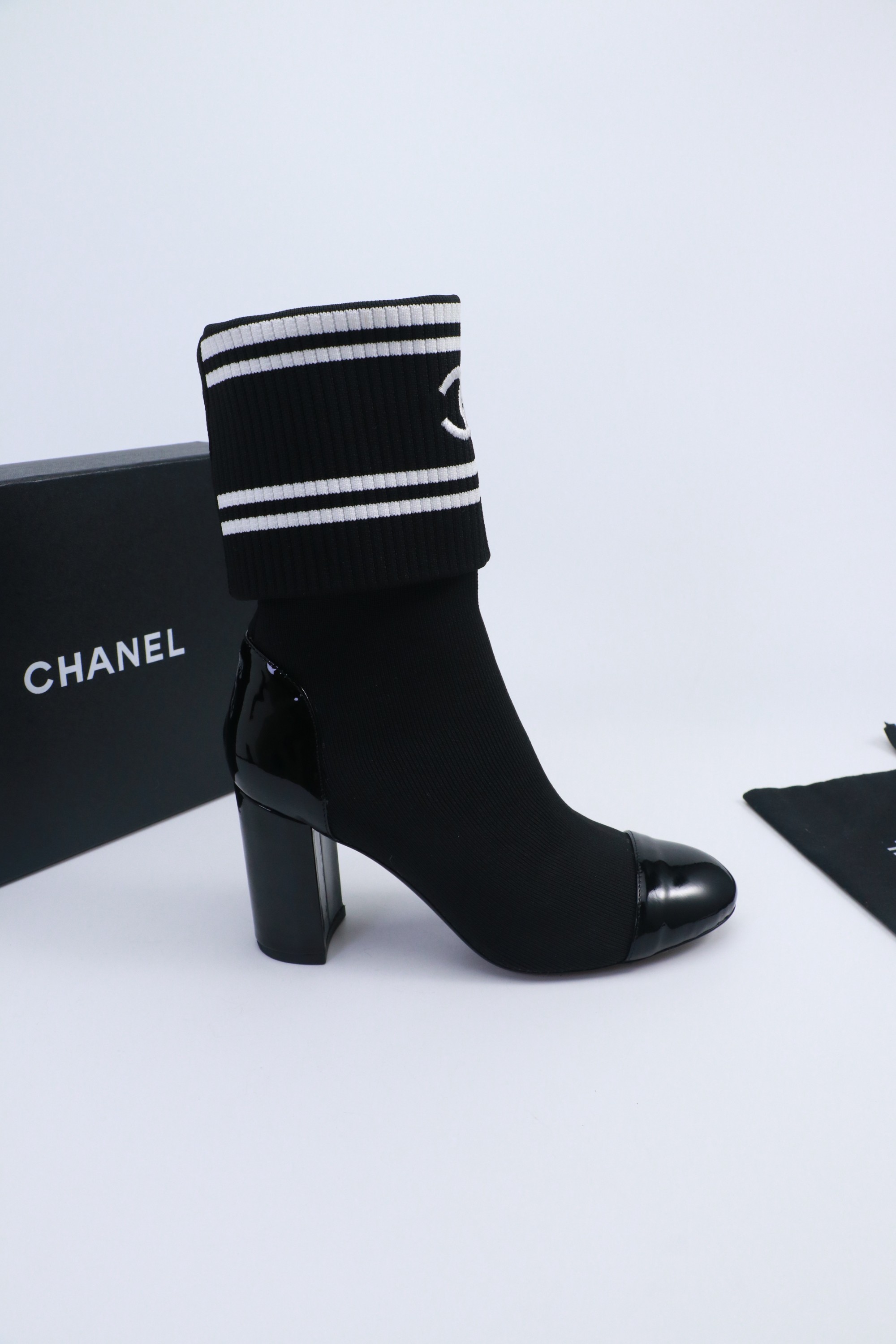 NO:559169,Chanel Chanel Xiaoxiang 25Ss autumn and winter Xiaoxiang thick heel socks boots. The socks are made of knitted elastic wool, which is comfortable and slimming on the feet!  The boot shaft can be turned down to adjust the height, so it doesn't feel out of place when paired with various long and short bottoms. You can practice various combinations of beauty!  Upper cow patent leather socks, lining sheepskin lining, heel height 8.5cm, tube height 32cm, tube circumference at its narrowest point 23cm, sole Italian genuine leather outsole, size 35-39 (40, 41 customized, non-returnable), boots, chanel, chanel, boots, sheepskin, Leather soles, socks19860909Chanel 香奈儿小香25Ss秋冬小香粗跟袜子靴 袜筒采用针织弹力毛线,上脚舒适显瘦！靴筒可下翻调节高度,搭配各种长短下装毫无违和感,可尽情实践关于美的各种搭配！ 鞋面牛漆皮袜筒 内里羊皮内里 跟高8.5cm筒高32厘米,筒围最细处23厘米 鞋底意大利真皮大底 码数35-39（40,41定制不退换）,靴子,chanel,chanel,boots,sheepskin,Leather soles,socks,Women's Shoes