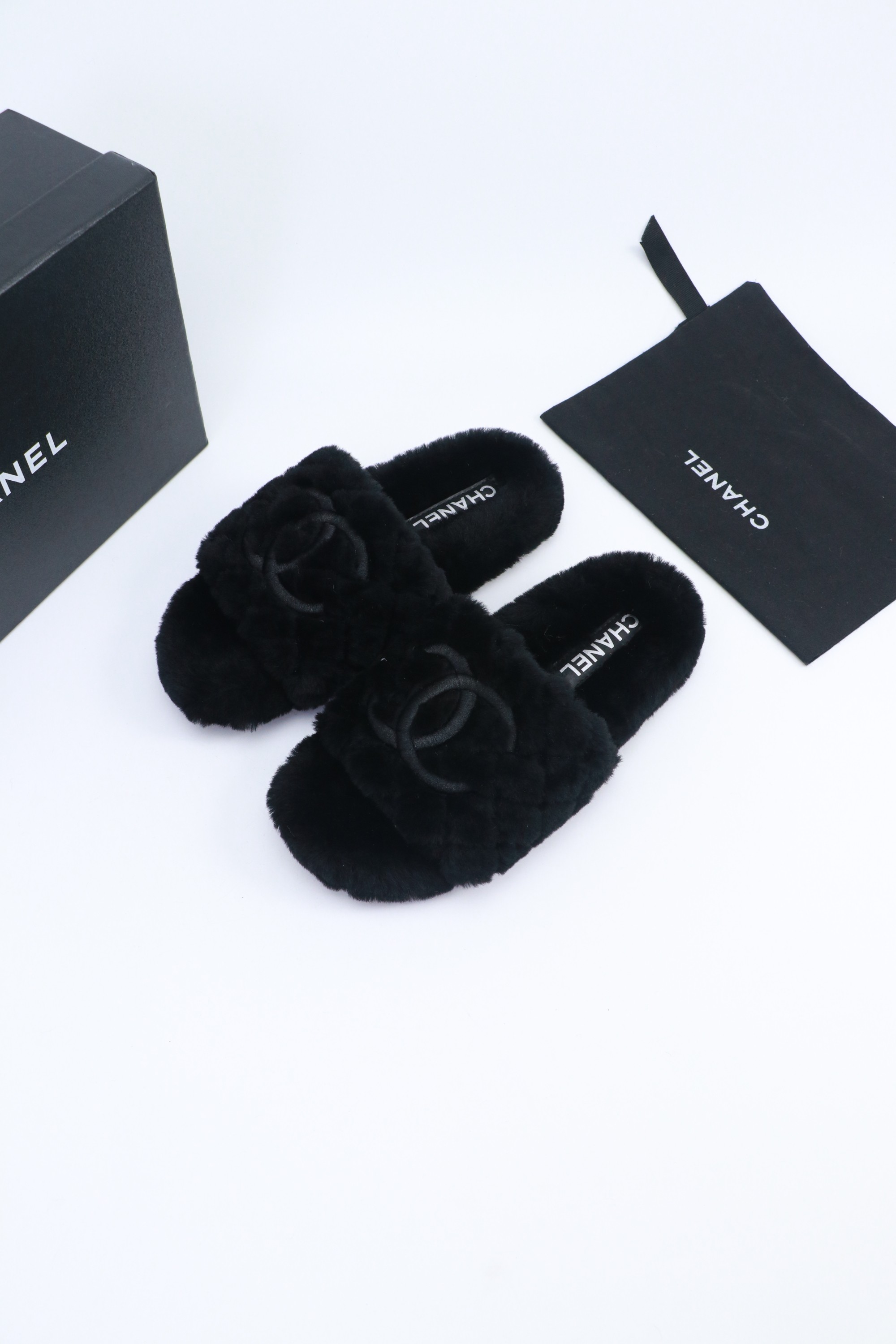 NO:562620,CHANEL Chanel Small Fragrance Style 25s Wool Mop, a hot new release in the early autumn series, a small hit in the fragrance family this season!  I really fell in love at first sight, the classic color combination is a perfect match!  It is really super personalized, which is the biggest highlight of this shoe. The eye-catching but not exaggerated design is super cool for everyday use. It is super versatile no matter it is paired with pants, sweaters or skirts. It looks good no matter how you wear it. The more you look at it, the more you like it! The upper is pure wool, the lining is originally developed with lamb hair, and the outsole is rubber. Size #35-41 (40 41 custom-made, non-returnable), fur shoes and slippers, chanel, chanel, chanel, slippers, hoodie, sweatshirts, skirts19860909CHANEL香奈儿小香风25s毛毛拖羊毛拖,早秋系列火爆上新,这一季香家小爆款！ 真的一眼爱了,经典拼色完美搭配！ 真的超级有个性,是这款鞋子最大的亮点,醒目而不浮夸的设计,超日常超酷, 无论搭配裤子卫衣或裙子都超级百搭,怎么穿都好看,越看越喜欢! 鞋面纯羊毛 内里原版开发羊羔毛  大底橡胶底 Size#35-41（40 41订做不退换）,毛毛鞋拖鞋,chanel,chanel,chanel,slippers,hoodie,sweatshirts,skirts,Women's Shoes