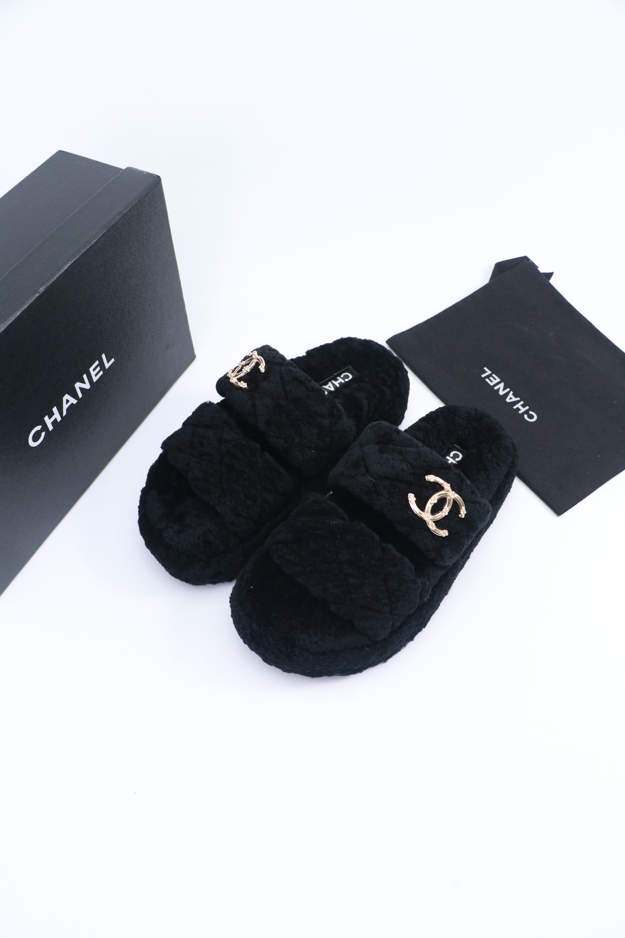 NO:562623,Chanel Xiaoxiangfeng Chanel new autumn and winter lazy sheep real wool lazy slippers small fragrant rhombus thick-soled fur slippers Fabric: Australian imported lamb wool Lining: sheepskin outsole rubber sole Size 35-39 (40.41 customized), wool shoes and slippers, chanel, chanel, slippers, sheepskin19860909Chanel小香风香奈儿 新款秋冬懒羊羊真羊毛懒人拖 小香菱格厚底毛拖 面料: 澳洲进口羊羔毛 內里: 羊皮 大底橡胶底 码数35-39（40.41 定做）,毛毛鞋拖鞋,chanel,chanel,slippers,sheepskin,Women's Shoes