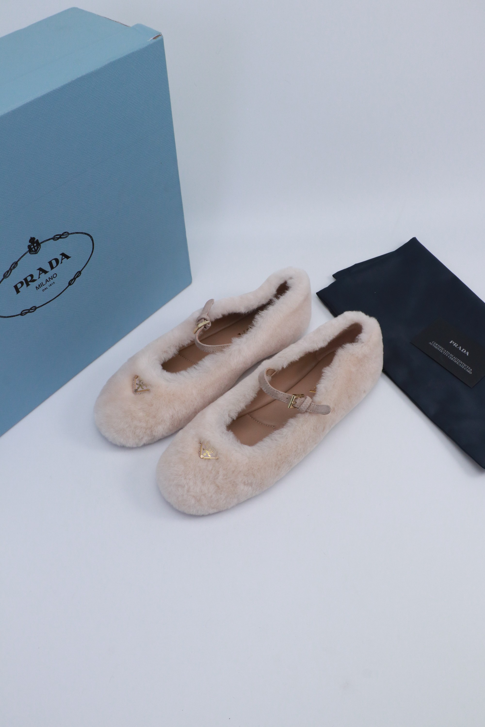NO:562602,Prada prada24 autumn and winter furry slippers series, half-mug wool slippers, classic triangle buckle, comfortable, cute, cute, fashionable, elegant and versatile, the wool is comfortable and soft, awakening the warmth of autumn and winter. Let you walk comfortably from morning to night. Paired with socks, you can easily control the changes in the four seasons. Wool, original outsole!  35-40 yards, furry shoes, prada, prada, slippers, socks19860909出普拉达 prada24秋冬毛毛拖鞋系列 半拖羊毛拖鞋 经典三角扣 舒适 萌萌哒 可爱 时尚 高雅 百搭 ,羊毛舒适柔软,唤醒秋冬暖意.让您从早到晚舒适踱步.搭配袜子可以轻松驾驭四季变幻.羊毛,原版大底！35-40码,毛毛鞋,prada,prada,slippers,socks,Women's Shoes