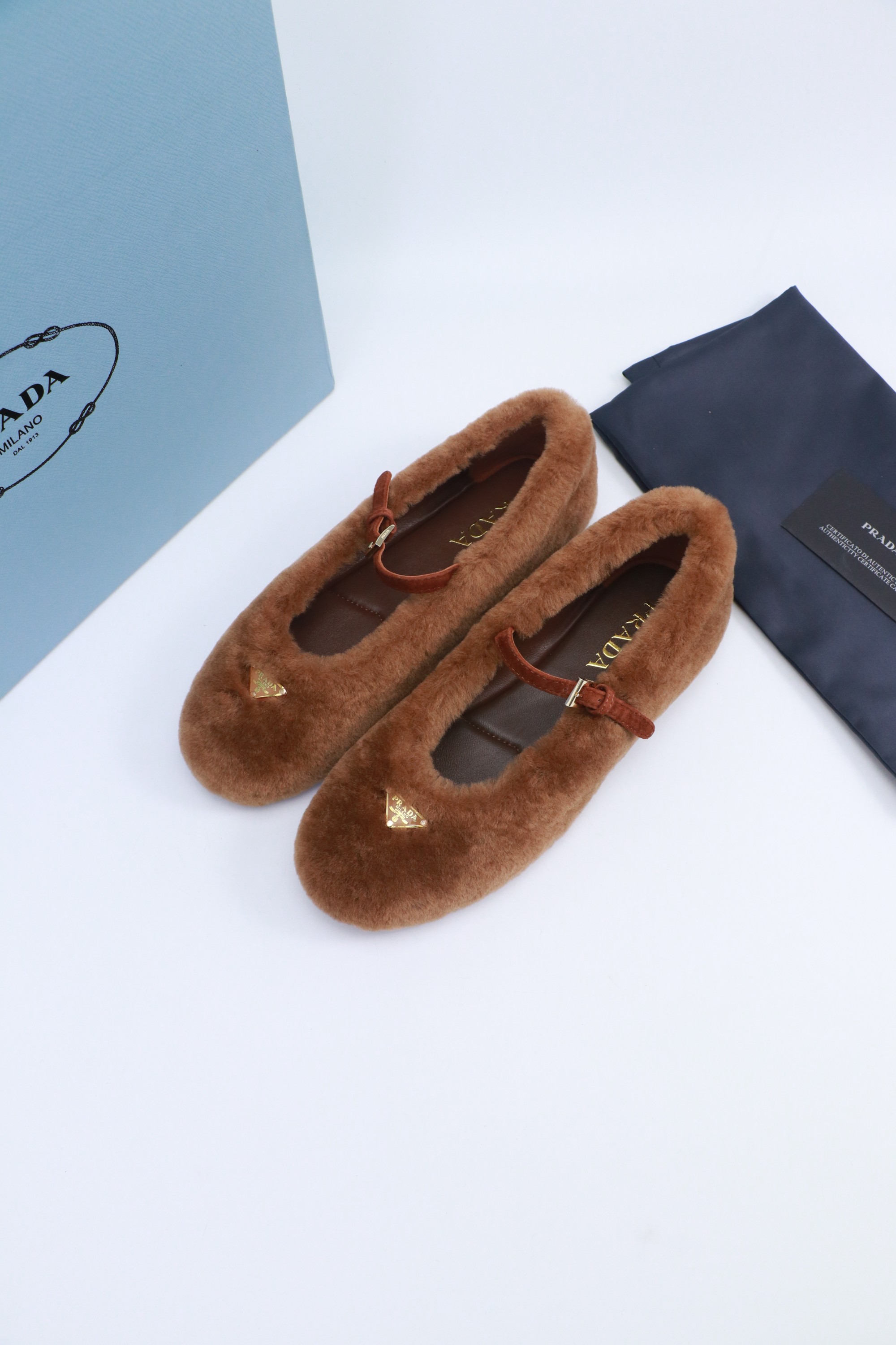 NO:562599,Out of Prada prada24 autumn and winter furry slippers series, half-mug wool slippers, classic triangle buckle, comfortable, cute, cute, fashionable, elegant and versatile, the wool is comfortable and soft, awakening the warmth of autumn and winter. Let you walk comfortably from morning to night. Paired with socks, you can easily control the changes in the four seasons. Wool, original outsole!  35-40 yards, furry shoes, prada, prada, slippers, socks19860909出 普拉达 prada24秋冬毛毛拖鞋系列 半拖羊毛拖鞋 经典三角扣 舒适 萌萌哒 可爱 时尚 高雅 百搭 ,羊毛舒适柔软,唤醒秋冬暖意.让您从早到晚舒适踱步.搭配袜子可以轻松驾驭四季变幻.羊毛,原版大底！35-40码,毛毛鞋,prada,prada,slippers,socks,Women's Shoes