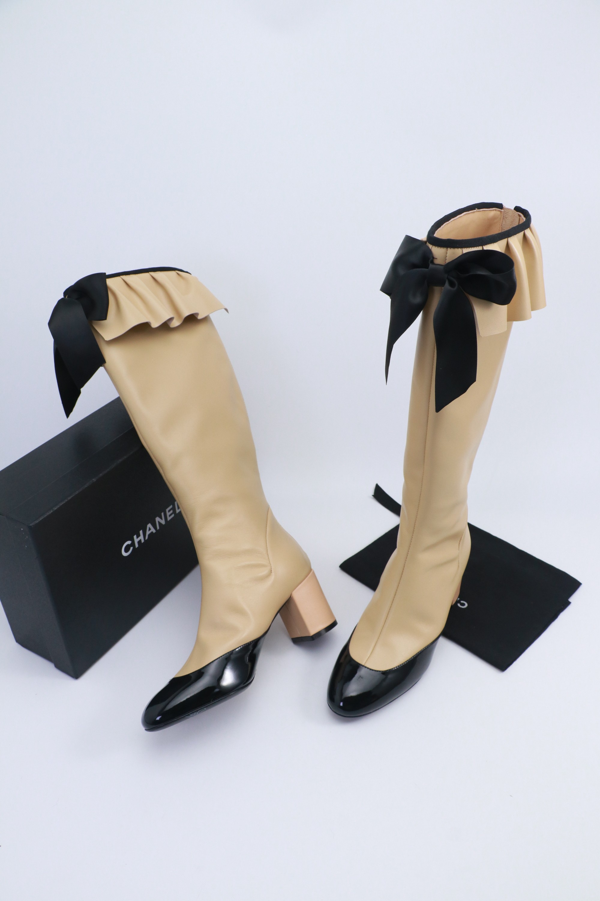 NO:560425,2025 Xiaoxiang short boots, a must-have item for this autumn and winter!  !  Chanel's autumn and winter heavy industry popular short boots are highly recommended by Xiaohongshu. They look good no matter how you match them. They are a must-have for fashion. Ms. Chanel loves simple and irresistible combinations to show her unique dressing style. She can mix and match freely to shine and follow the fashionable steps of her grandma!  !  !  Exquisite details. Zoom in to see the original molded hardware buckle. The top version is made at the purchasing level. ★The upper is made of first-layer cowhide-sheepskin lining, genuine leather sole. Size 35-39 (order 40/41), boots, chanel, boots, cowhide, sheepskin.198609092025小香短靴,本季秋冬季必备单品！！ 香奈儿秋冬重工爆款短靴 小红书力推款,怎么搭配都好看,时髦精必备,香奈儿女士钟爱简约又难以抗拒搭配展现与众不同的穿搭风格、自由混搭闪耀到位跟紧香奶奶时尚步伐！！！精致细节放大看原版开模五金扣 顶级版本代购级别打造★鞋面采用头层牛皮-羊皮内里,真皮底底 码数35-39（40/41订）,靴子,chanel,boots,cowhide,sheepskin,Women's Shoes