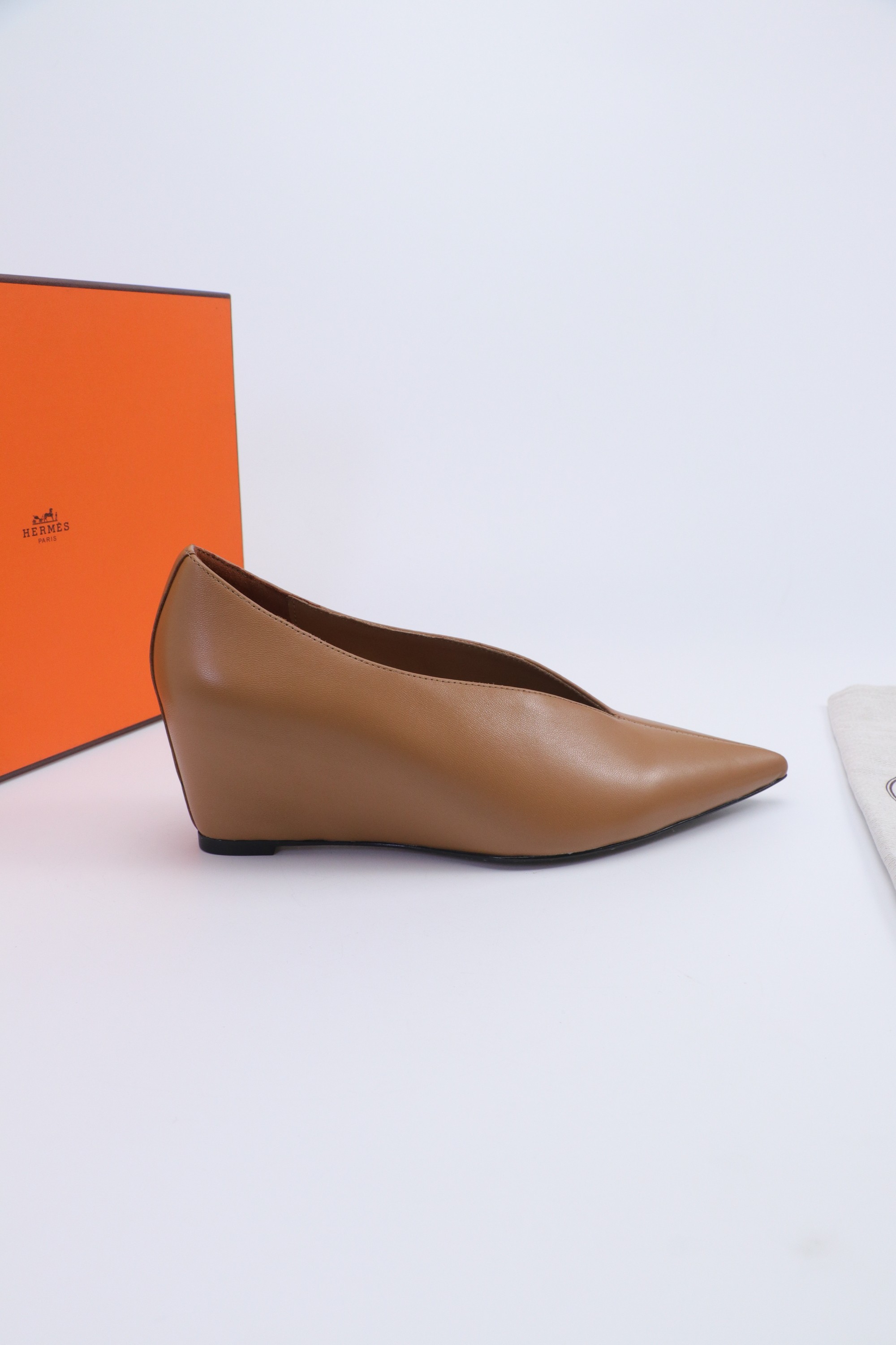 NO:560423,2025 new Hermès/Hermès new pointed-toe V-mouth wedge shoes —————————————— This pair of shoes reshapes the elegant silhouette with concise lines. The craftsmanship of the Italian workshop is devoted to every inch of leather. The delicate touch and stiff shoe shape form a wonderful balance, showing a calm aura when walking. The deep and narrow V-mouth naturally extends along the instep, like a precisely cut light and shadow, visually elongating the leg line. With a neat pointed toe design. Fabric cowhide/Yangjing  The inner foot pads are all sheepskin. The genuine leather outsole imported from Italy. Heel height 5cm, size 35-39 (customized 40/41), single shoes, hermes, hermes, cowhide, sheepskin, sheep, Leather soles198609092025新款 Hermès/爱马仕新品尖头V口坡跟单鞋 ————————————— 这双单鞋以凝练线条重塑优雅轮廓 意大利工坊的匠艺倾注于每一寸皮 细腻触感与挺括鞋型形成绝妙平衡 行走间尽显从容气场. 深窄V口沿脚背自然延伸 如精准剪裁的光影 将腿部线条视觉拉长 搭配利落尖头设计 面料牛皮/羊京 内里垫脚均为羊皮 意大利进口真皮大底 跟高5cm size35-39（40/41定制）,单鞋,hermes,hermes,cowhide,sheepskin,sheep,Leather soles,Women's Shoes