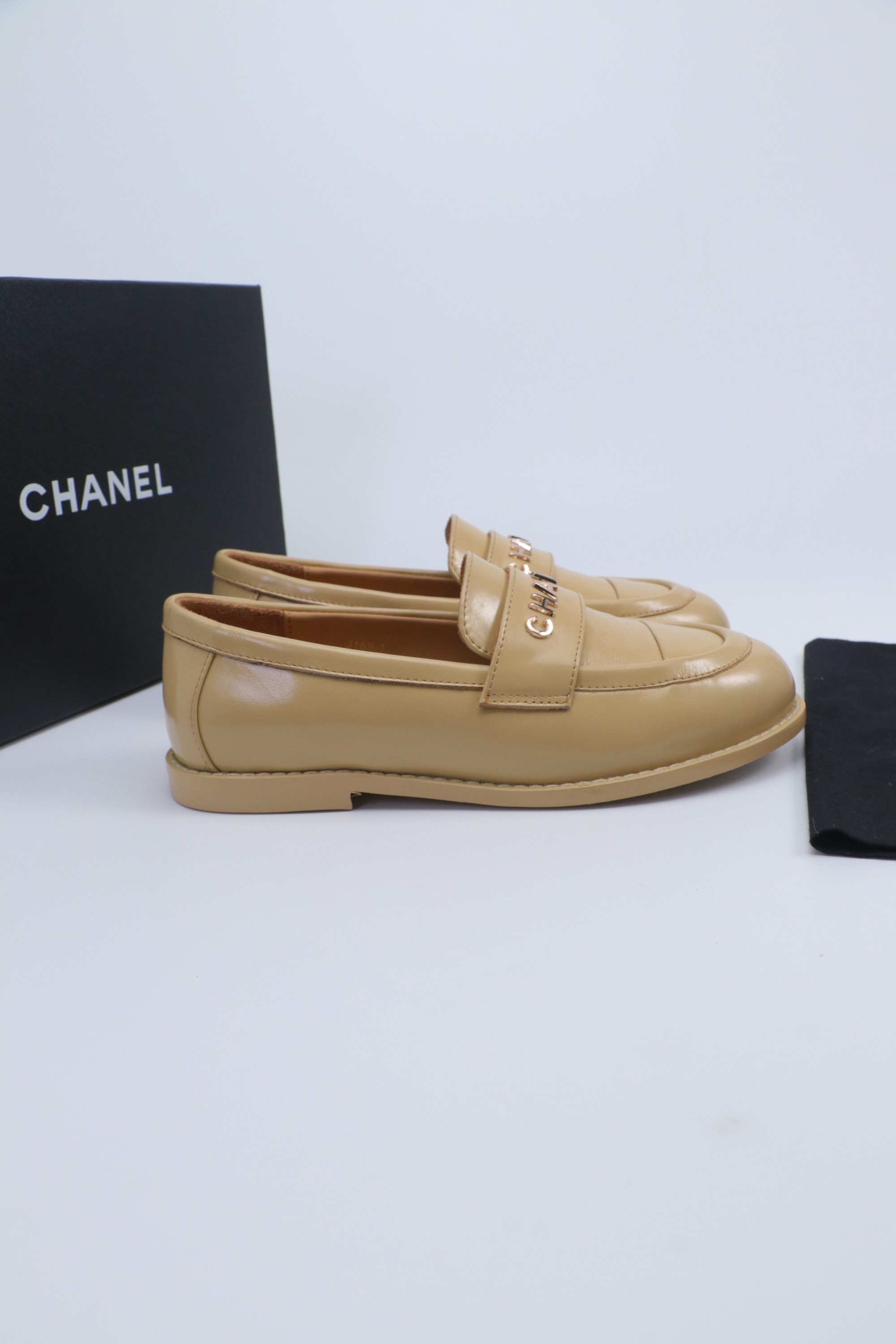 NO:560411,2025 Xiaoxiang short boots, a must-have item for this autumn and winter!  !  Chanel's autumn and winter heavy industry popular short boots are highly recommended by Xiaohongshu. They look good no matter how you match them. They are a must-have for fashion. Ms. Chanel loves simple and irresistible combinations to show her unique dressing style. She can mix and match freely to shine and follow the fashionable steps of her grandma!  !  !  Enlarge the exquisite details to see the original molded hardware buckle. The top version is made at the purchasing level. ★The upper is made of first-layer cowhide-sheepskin lining, genuine leather bottom. Size 35-39 (order 40/41). Leather lining, loafers, chanel, loafers, boots, cowhide, sheepskin.198609092025小香短靴,本季秋冬季必备单品！！ 香奈儿秋冬重工爆款短靴 小红书力推款,怎么搭配都好看,时髦精必备,香奈儿女士钟爱简约又难以抗拒搭配展现与众不同的穿搭风格、自由混搭闪耀到位跟紧香奶奶时尚步伐！！！精致细节放大看原版开模五金扣 顶级版本代购级别打造★鞋面采用头层牛皮-羊皮内里,真皮底 码数35-39（40/41订） 皮里,乐福鞋,chanel,loafers,boots,cowhide,sheepskin,Women's Shoes