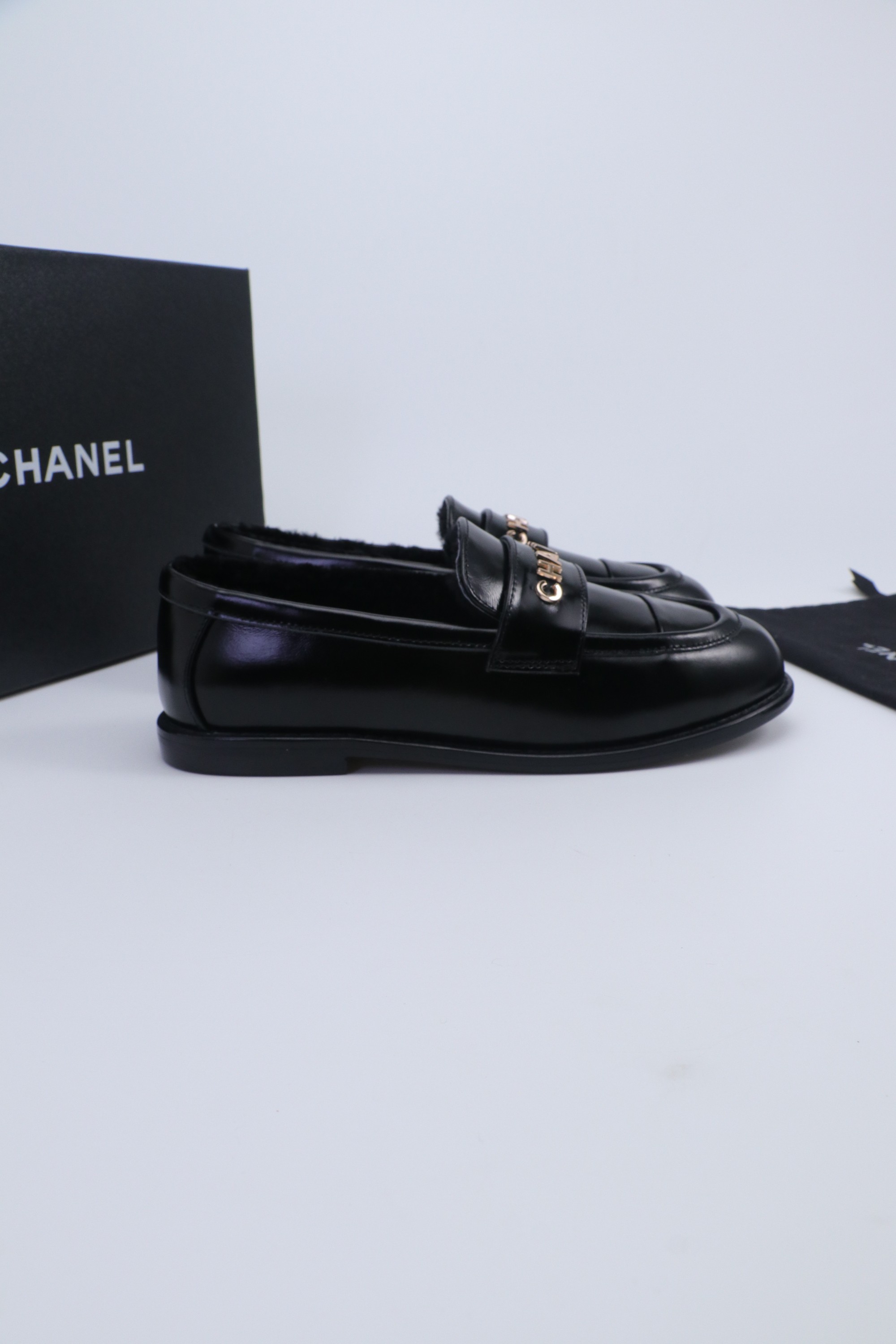 NO:560419,2025 Xiaoxiang short boots, a must-have item for this autumn and winter!  !  Chanel's autumn and winter heavy industry popular short boots are highly recommended by Xiaohongshu. They look good no matter how you match them. They are a must-have for fashion. Ms. Chanel loves simple and irresistible combinations to show her unique dressing style. She can mix and match freely to shine and follow the fashionable steps of her grandma!  !  !  Enlarge the exquisite details to see the original molded hardware buckle. The top version is made at the purchasing level. ★The upper is made of first-layer cowhide-sheepskin lining, genuine leather bottom. Size 35-39 (order 40/41). Maori, loafers, chanel, loafers, boots, cowhide, sheepskin.198609092025小香短靴,本季秋冬季必备单品！！ 香奈儿秋冬重工爆款短靴 小红书力推款,怎么搭配都好看,时髦精必备,香奈儿女士钟爱简约又难以抗拒搭配展现与众不同的穿搭风格、自由混搭闪耀到位跟紧香奶奶时尚步伐！！！精致细节放大看原版开模五金扣 顶级版本代购级别打造★鞋面采用头层牛皮-羊皮内里,真皮底 码数35-39（40/41订） 毛里,乐福鞋,chanel,loafers,boots,cowhide,sheepskin,Women's Shoes