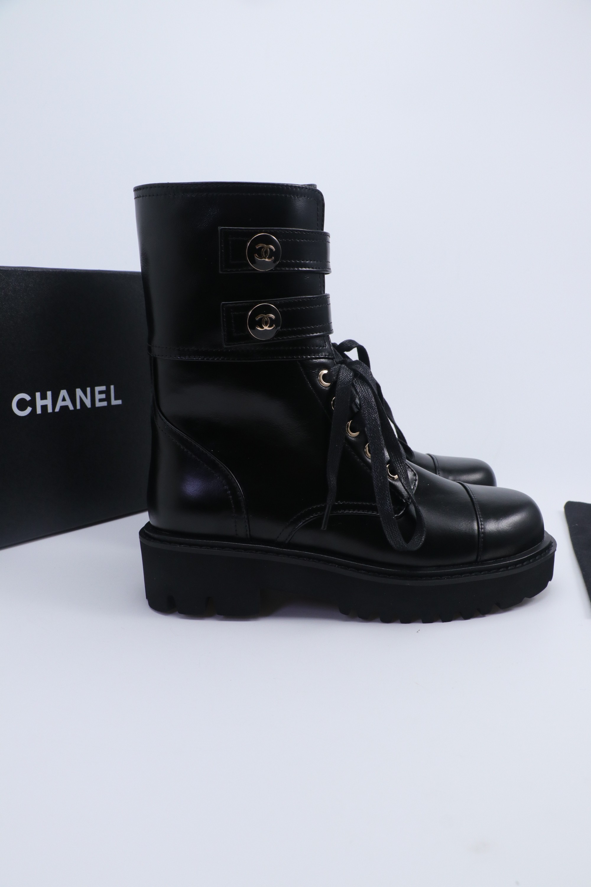 NO:560415,2025 Xiaoxiang short boots, a must-have item for this autumn and winter!  !  Chanel's autumn and winter heavy industry popular short boots are highly recommended by Xiaohongshu. They look good no matter how you match them. They are a must-have for fashion. Ms. Chanel loves simple and irresistible combinations to show her unique dressing style. She can mix and match freely to shine and follow the fashionable steps of her grandma!  !  !  Exquisite details. Zoom in to see the original molded hardware buckle. The top version is made at the purchasing level. ★The upper is made of first-layer cowhide-sheepskin lining, rubber sole. Size 35-39 (order 40/41), boots, chanel, boots, cowhide, sheepskin.198609092025小香短靴,本季秋冬季必备单品！！ 香奈儿秋冬重工爆款短靴 小红书力推款,怎么搭配都好看,时髦精必备,香奈儿女士钟爱简约又难以抗拒搭配展现与众不同的穿搭风格、自由混搭闪耀到位跟紧香奶奶时尚步伐！！！精致细节放大看原版开模五金扣 顶级版本代购级别打造★鞋面采用头层牛皮-羊皮内里,橡胶底 码数35-39（40/41订）,靴子,chanel,boots,cowhide,sheepskin,Women's Shoes