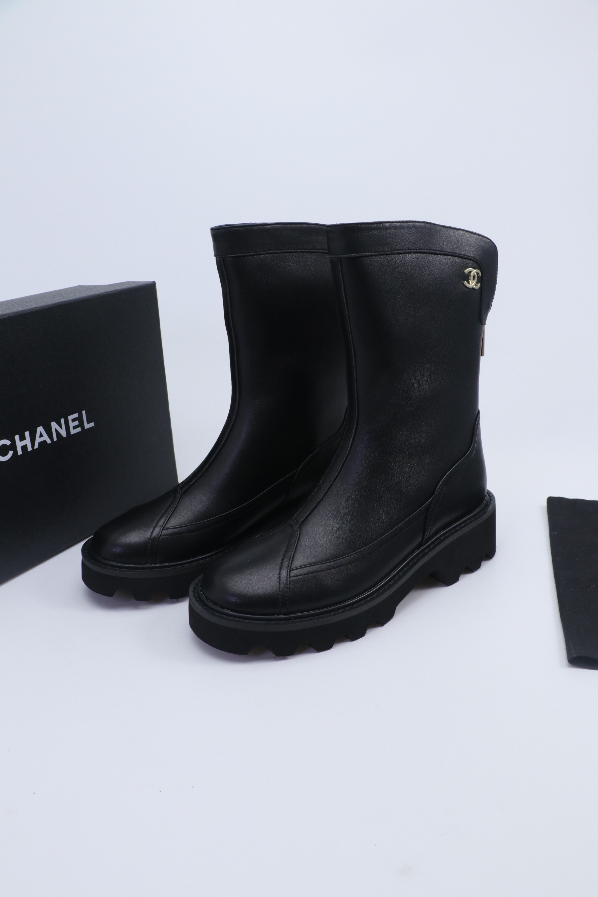 NO:562617,Xiaoxiang short boots, a must-have item for autumn and winter this season!  !  Chanel's autumn and winter heavy industry popular short boots are highly recommended by Xiaohongshu. They look good no matter how you match them. They are a must-have for fashion. Ms. Chanel loves simple and irresistible combinations to show her unique dressing style. She can mix and match freely to shine and follow the fashionable steps of her grandma!  !  !  Exquisite details. Zoom in to see the original molded hardware buckle. The top version is made at the purchasing level. ★The upper is made of first-layer cowhide-sheepskin lining, rubber sole. Size 35-39 (order 40/41), boots, chanel, boots, cowhide, sheepskin.19860909小香短靴,本季秋冬季必备单品！！ 香奈儿秋冬重工爆款短靴 小红书力推款,怎么搭配都好看,时髦精必备,香奈儿女士钟爱简约又难以抗拒搭配展现与众不同的穿搭风格、自由混搭闪耀到位跟紧香奶奶时尚步伐！！！精致细节放大看原版开模五金扣 顶级版本代购级别打造★鞋面采用头层牛皮-羊皮内里,橡胶底 码数35-39（40/41订）,靴子,chanel,boots,cowhide,sheepskin,Women's Shoes